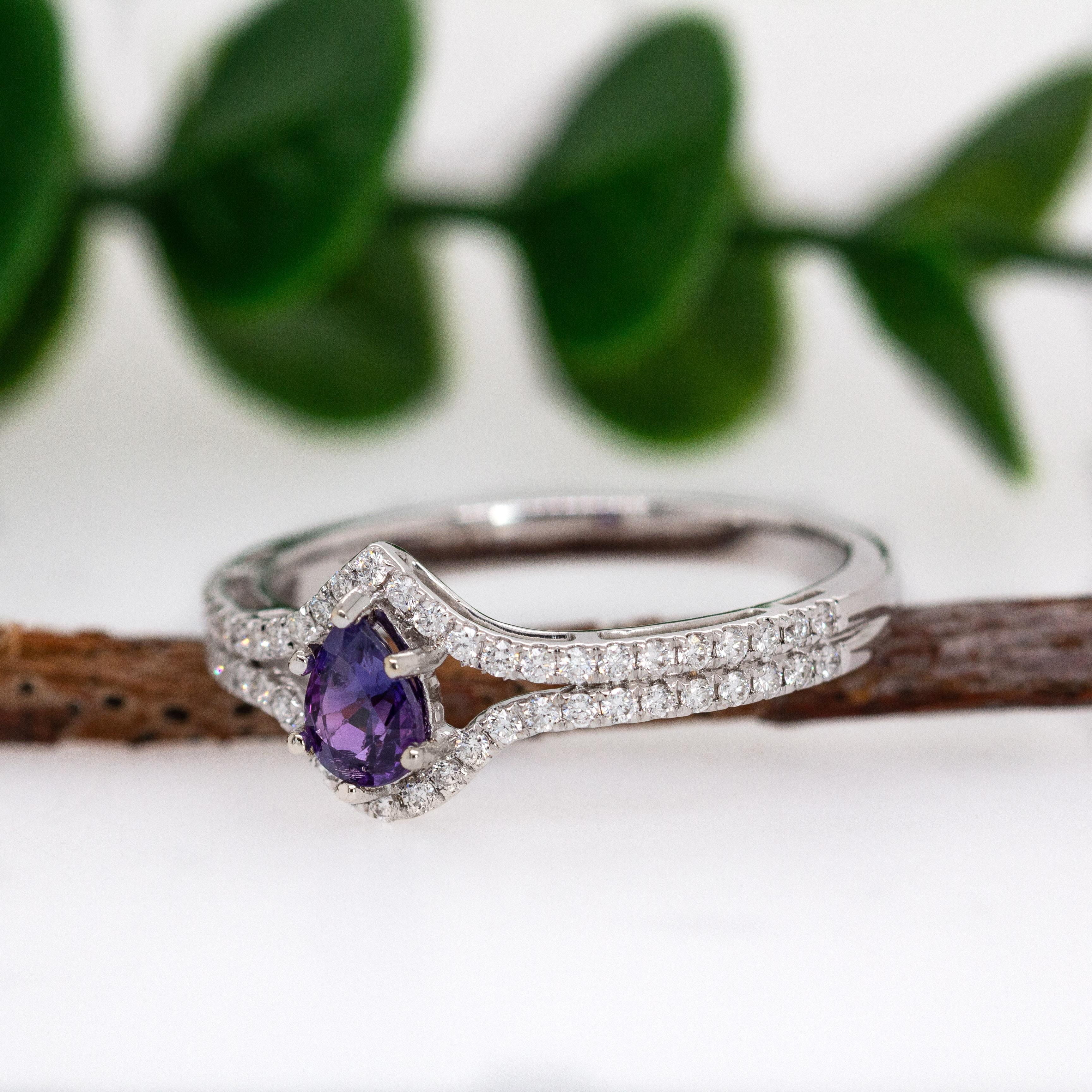 Anello con zaffiro viola di Ceylon e accenti di diamanti estratti dalla terra in oro bianco 14 carati in vendita 1