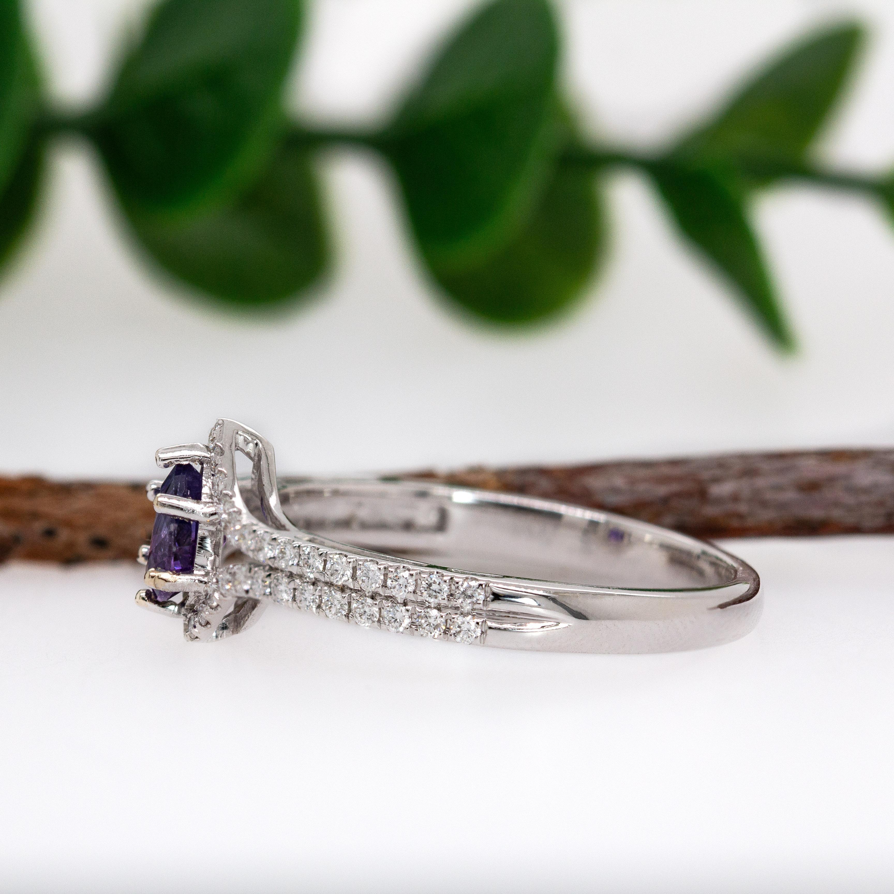 Anello con zaffiro viola di Ceylon e accenti di diamanti estratti dalla terra in oro bianco 14 carati in vendita 2