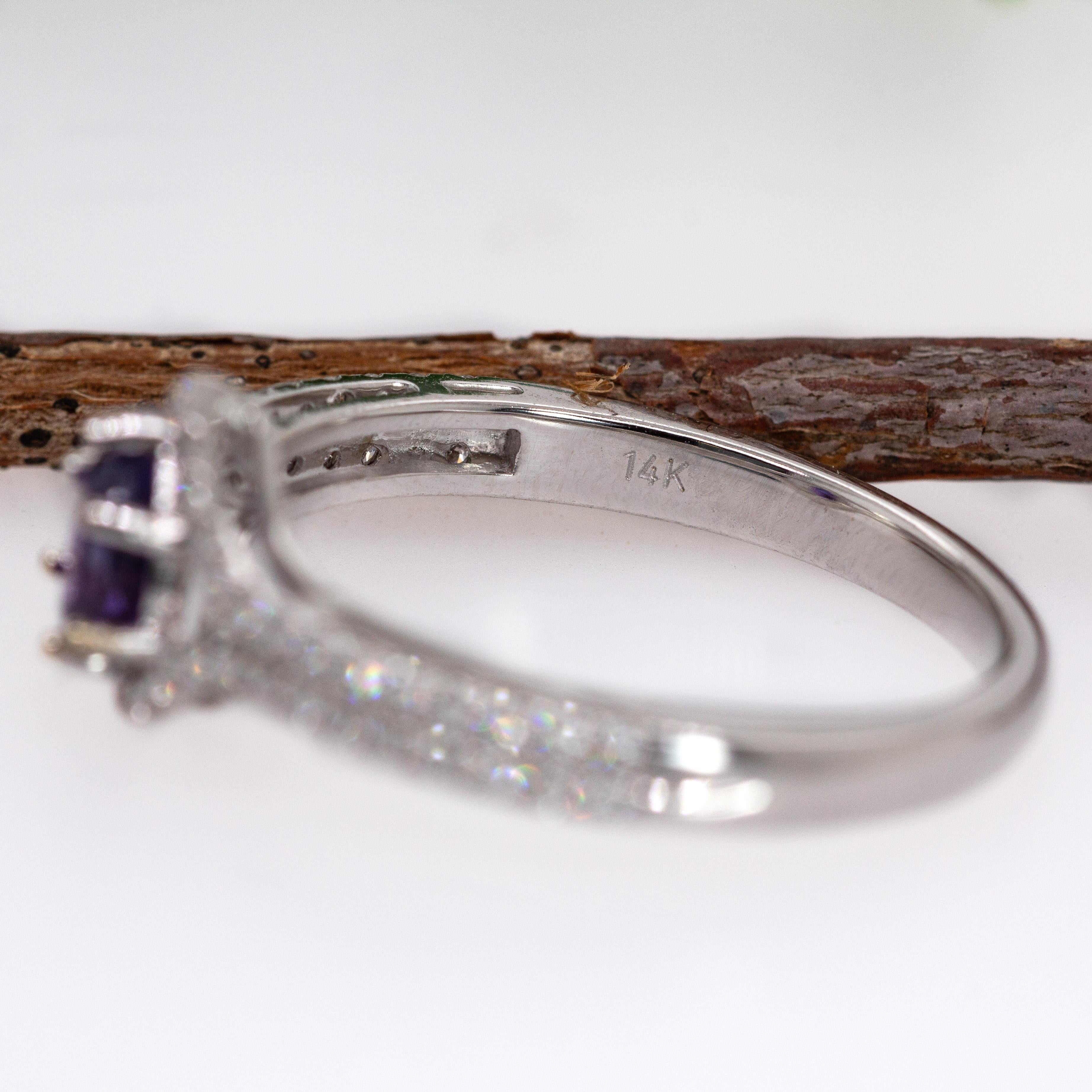 Anello con zaffiro viola di Ceylon e accenti di diamanti estratti dalla terra in oro bianco 14 carati in vendita 3