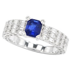 Bague en or blanc 18 carats sertie d'un saphir bleu royal de Ceylan et de diamants