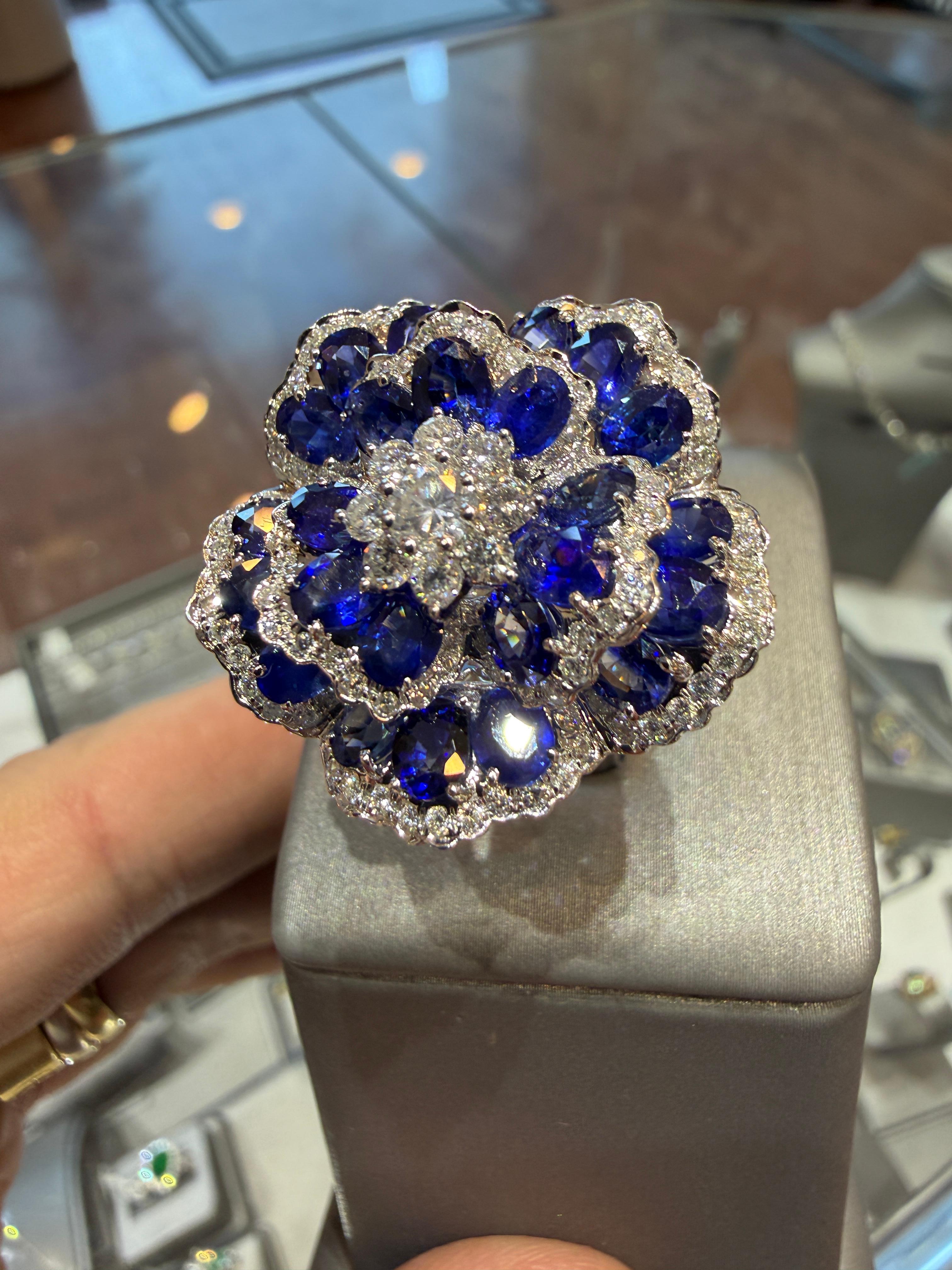 Ceylon Saphir 10,12ct Kamelien-Cocktailring mit Diamant-Halo 18K Weißgold im Angebot 5