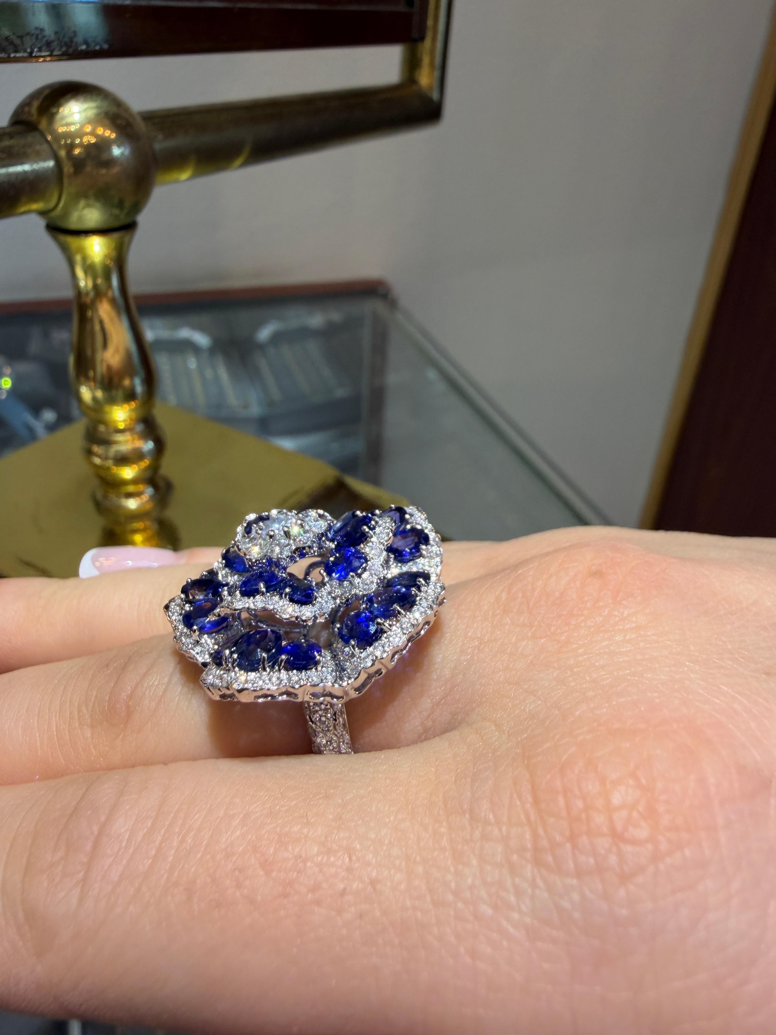 Ceylon Saphir 10,12ct Kamelien-Cocktailring mit Diamant-Halo 18K Weißgold im Angebot 8