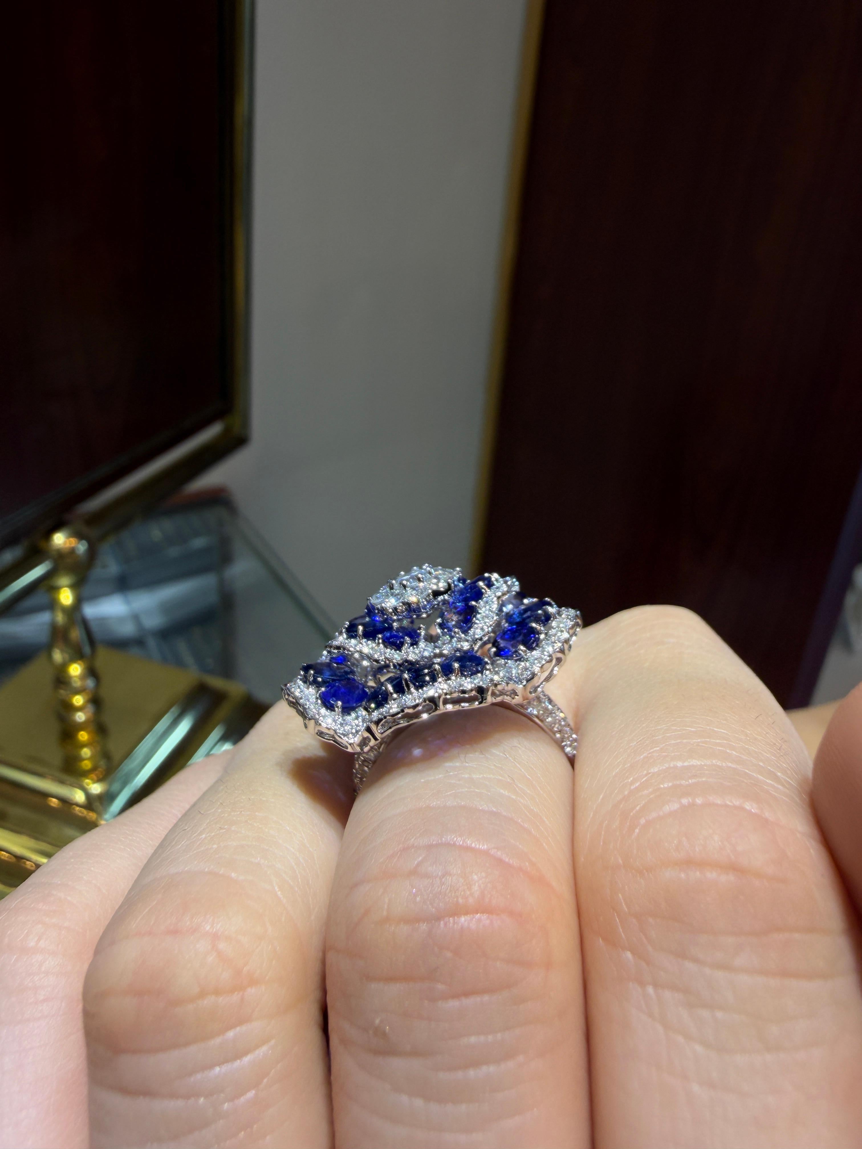 Ceylon Saphir 10,12ct Kamelien-Cocktailring mit Diamant-Halo 18K Weißgold im Angebot 10