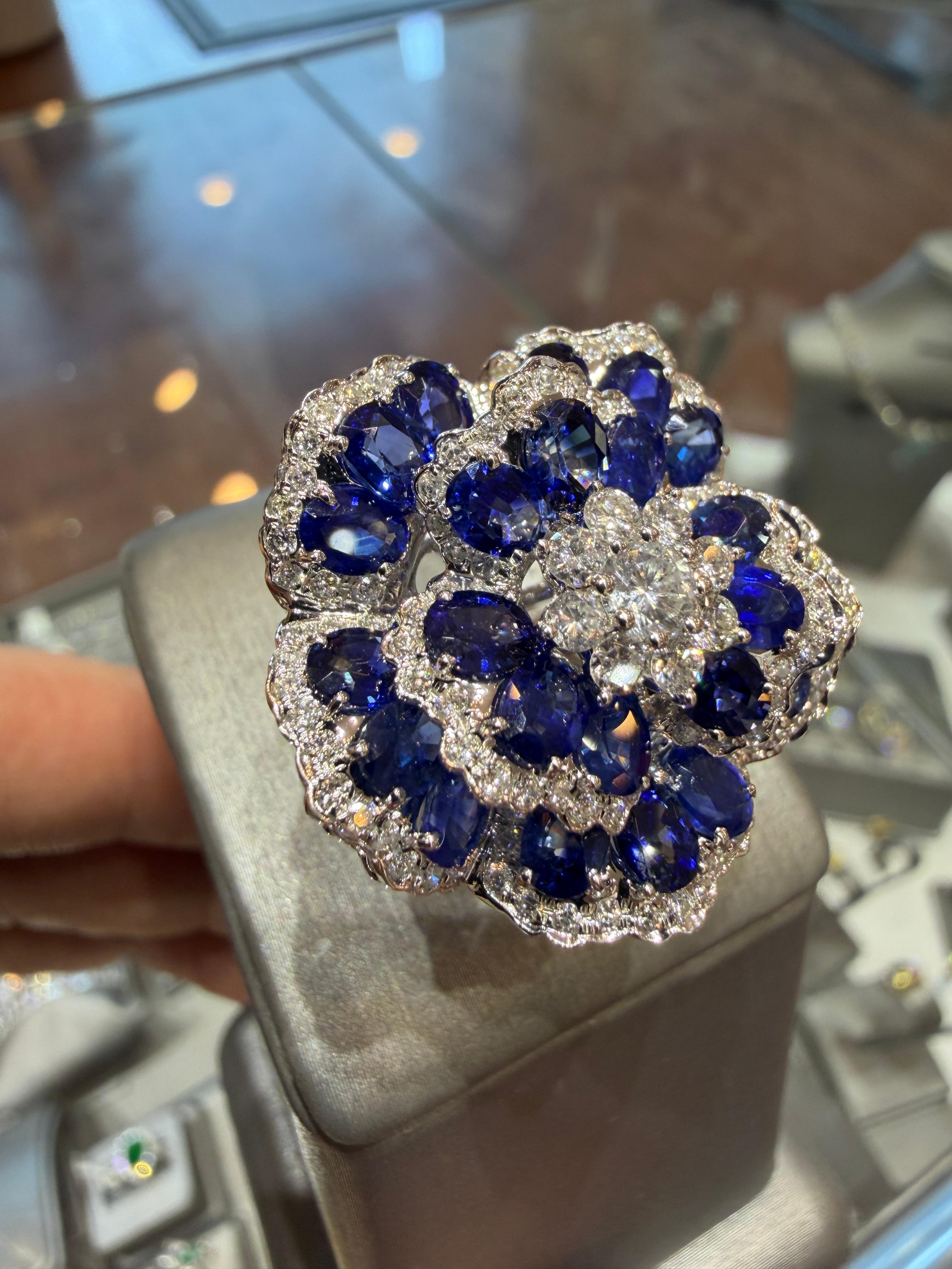 Ceylon Saphir 10,12ct Kamelien-Cocktailring mit Diamant-Halo 18K Weißgold im Angebot 12