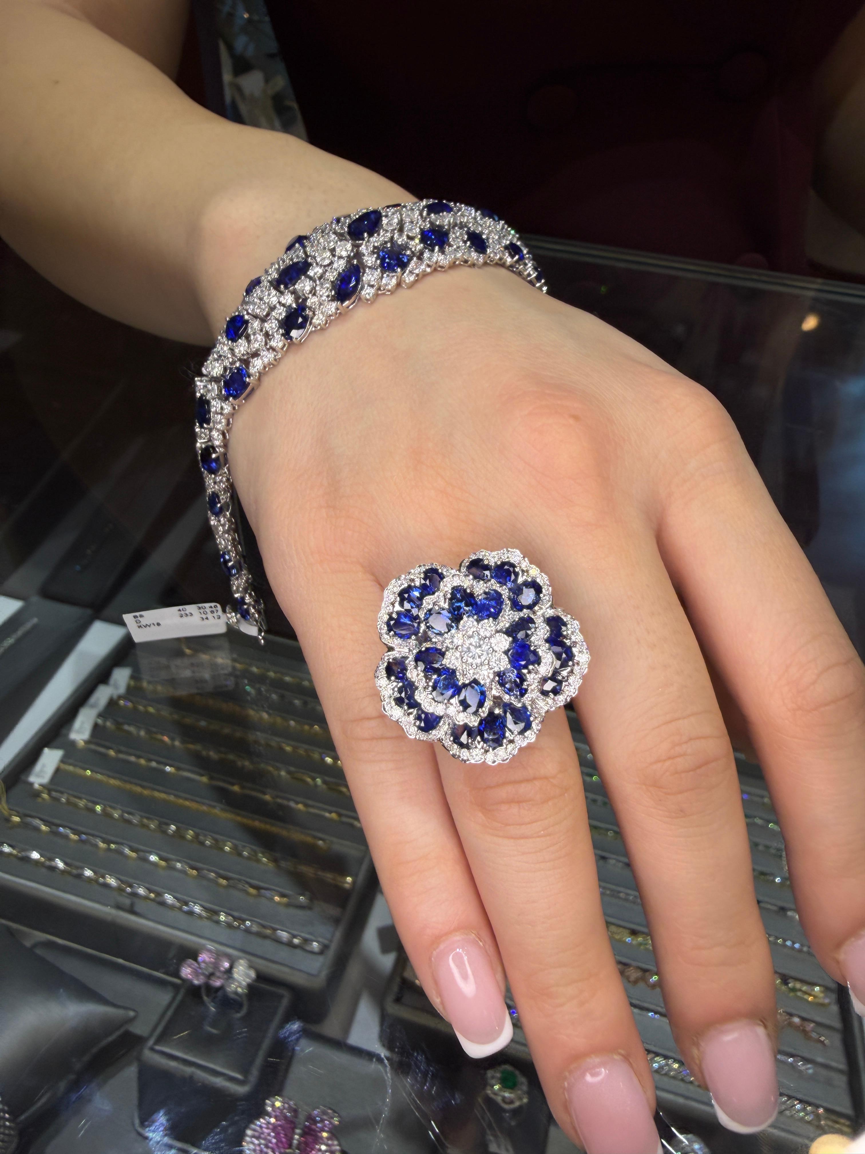 High-Jewelry 18K Weißgold Ceylon Saphir & Diamant Kamelie Blume Cocktail Ring - 10,12 Karat

Ein prächtiger, von der Kamelie inspirierter Cocktailring, handgefertigt aus massivem 18-karätigem Weißgold und mit einer außergewöhnlichen Reihe von