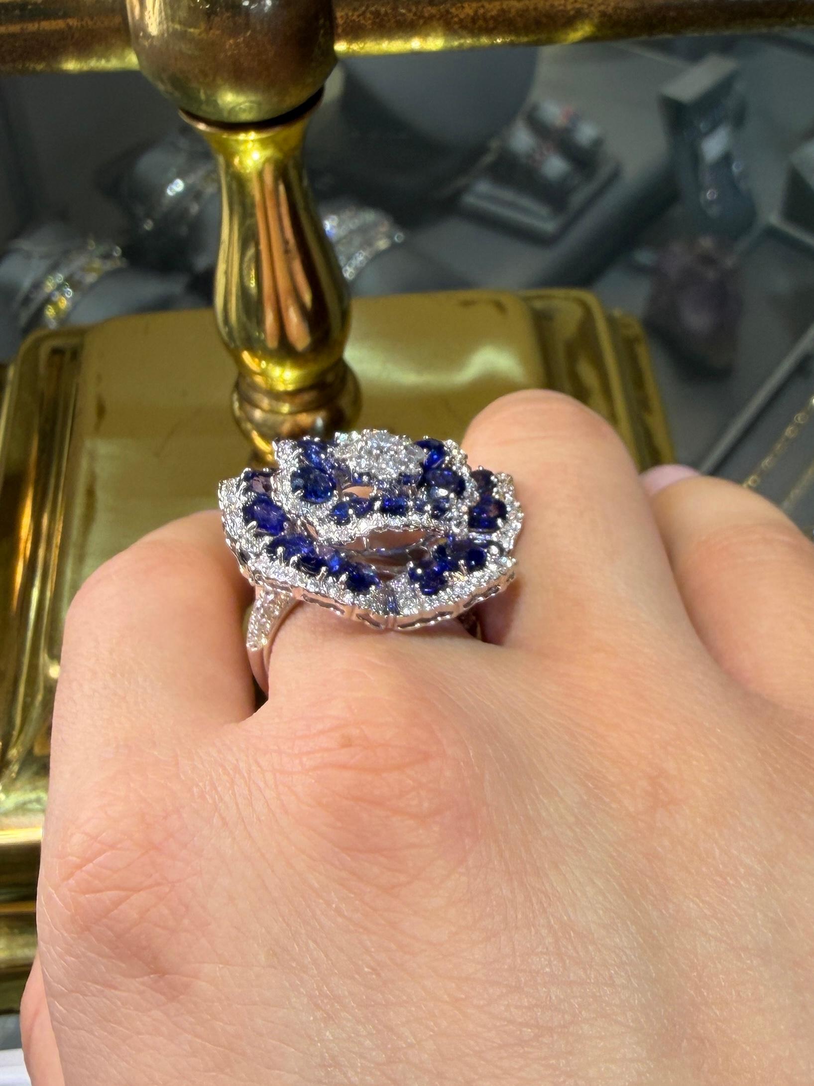 Ceylon Saphir 10,12ct Kamelien-Cocktailring mit Diamant-Halo 18K Weißgold (Moderne) im Angebot