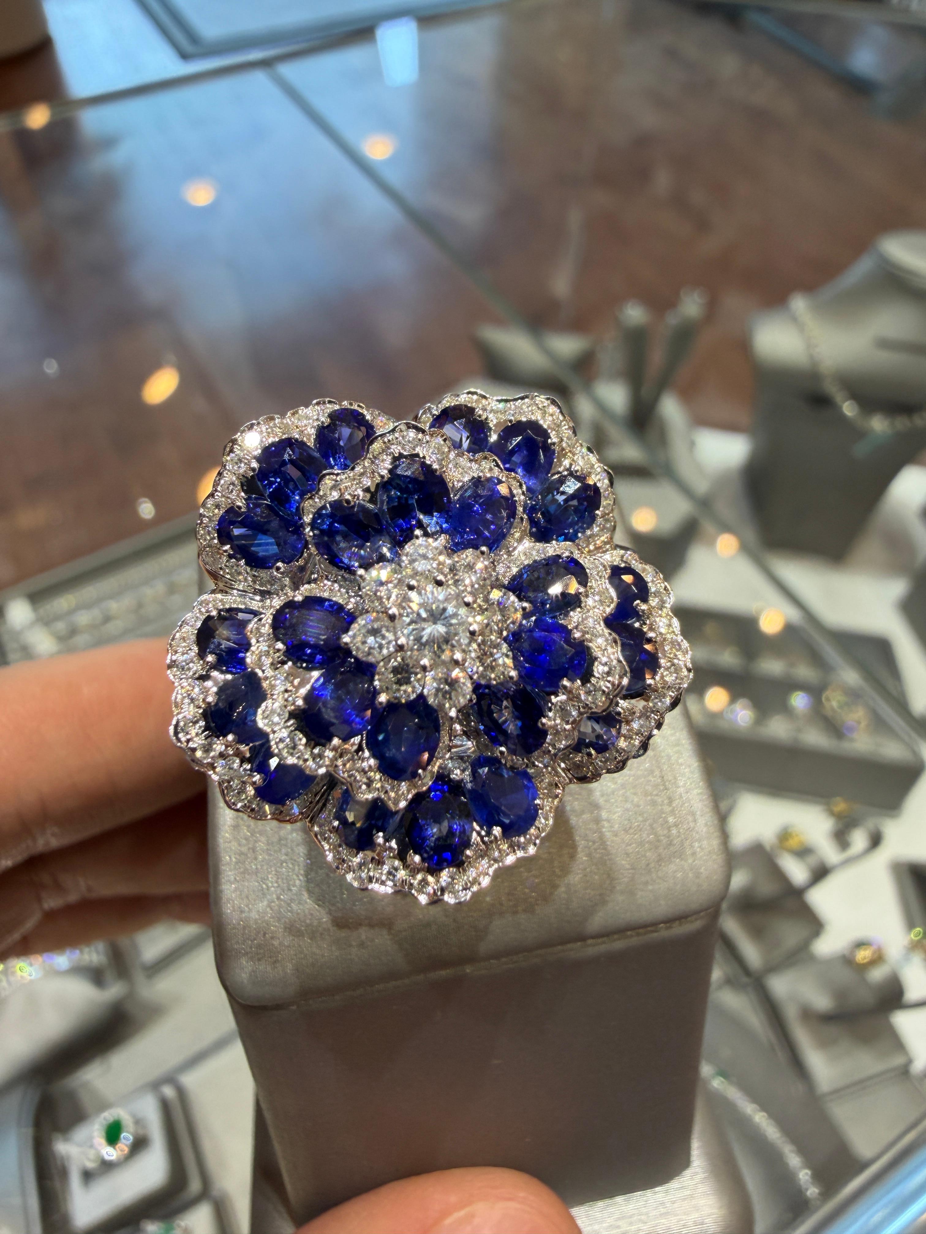 Ceylon Saphir 10,12ct Kamelien-Cocktailring mit Diamant-Halo 18K Weißgold (Ovalschliff) im Angebot