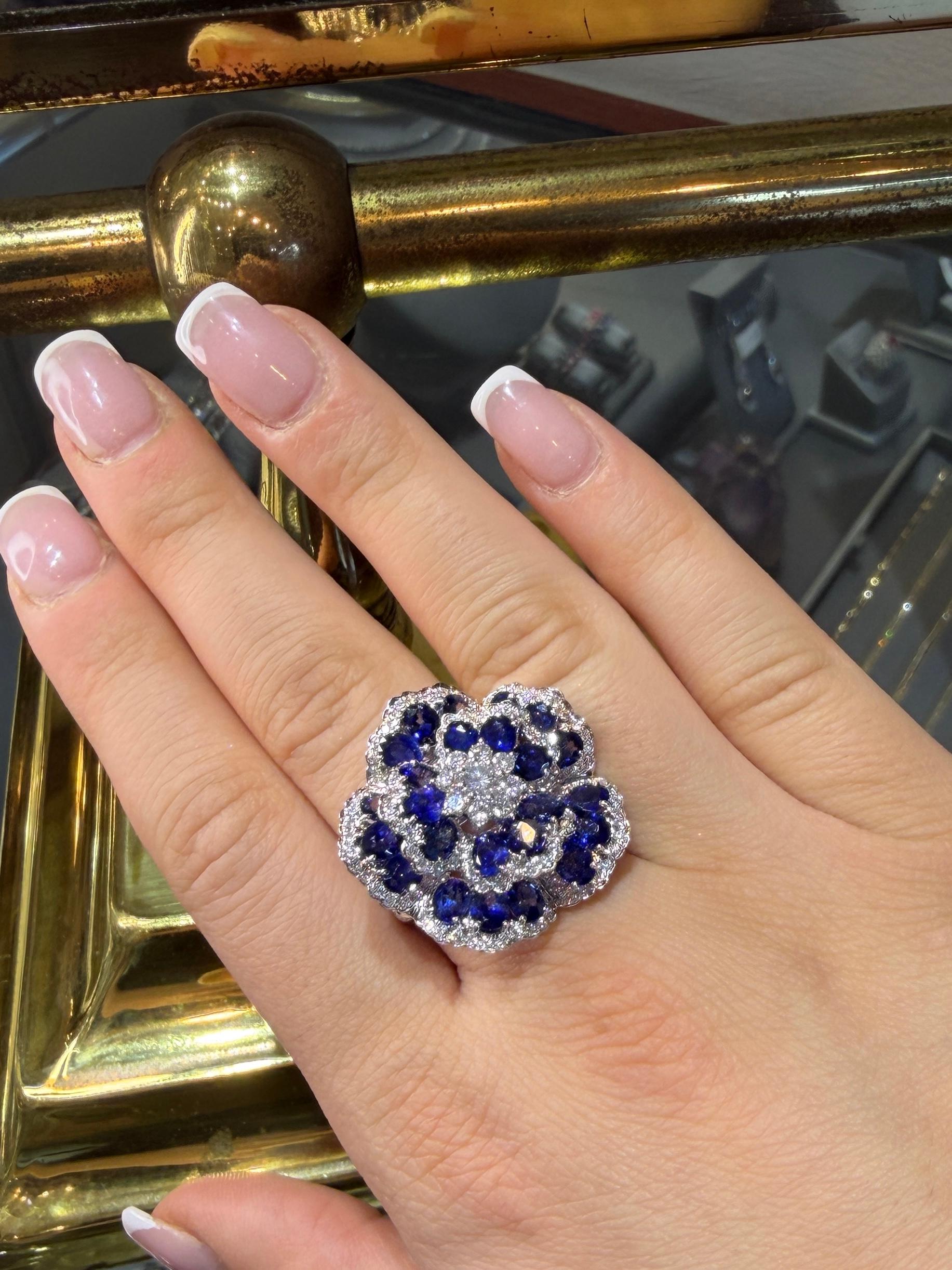 Ceylon Saphir 10,12ct Kamelien-Cocktailring mit Diamant-Halo 18K Weißgold im Zustand „Neu“ im Angebot in Great Neck, NY