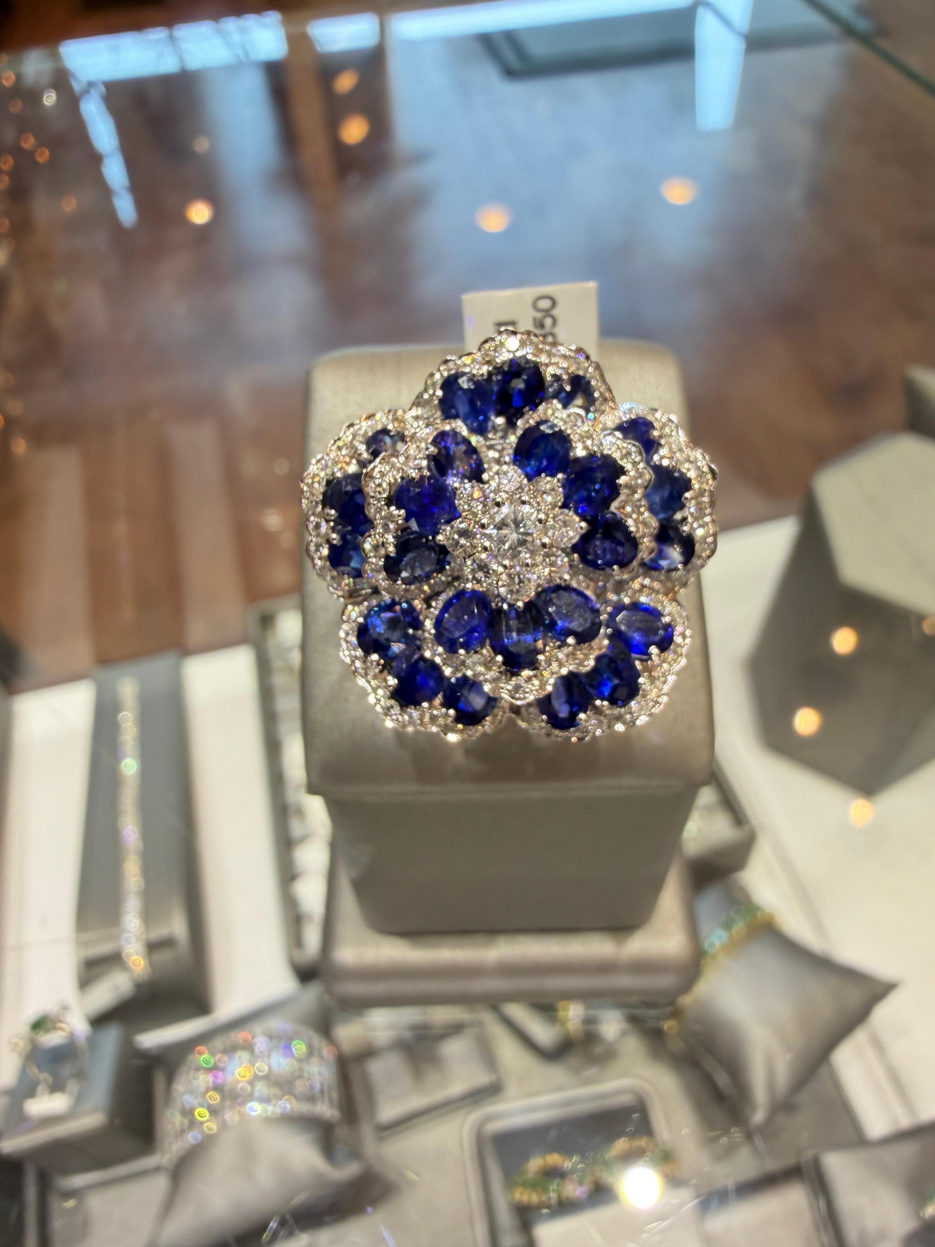 Ceylon Saphir 10,12ct Kamelien-Cocktailring mit Diamant-Halo 18K Weißgold für Damen oder Herren im Angebot