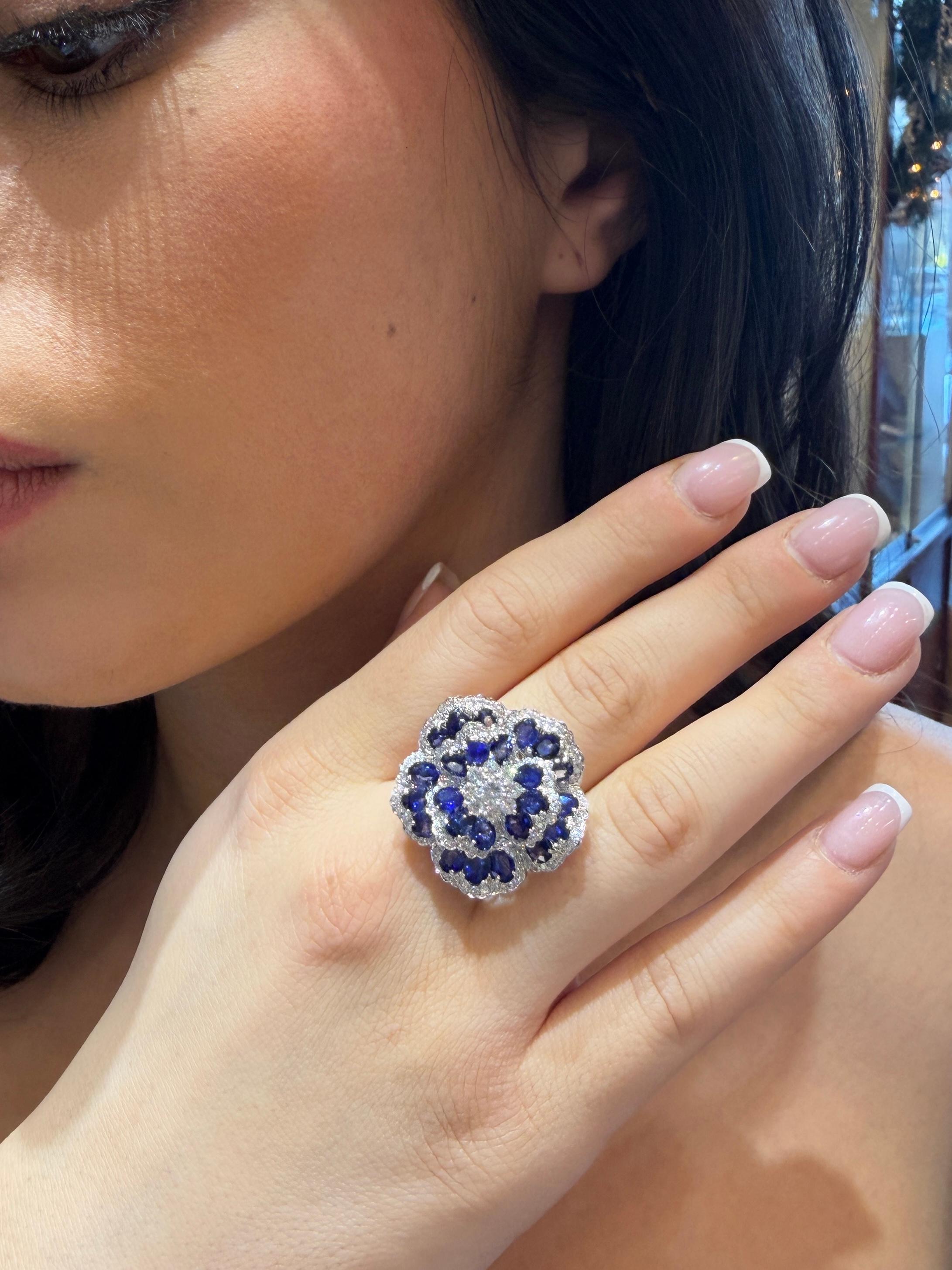 Ceylon Saphir 10,12ct Kamelien-Cocktailring mit Diamant-Halo 18K Weißgold im Angebot 2