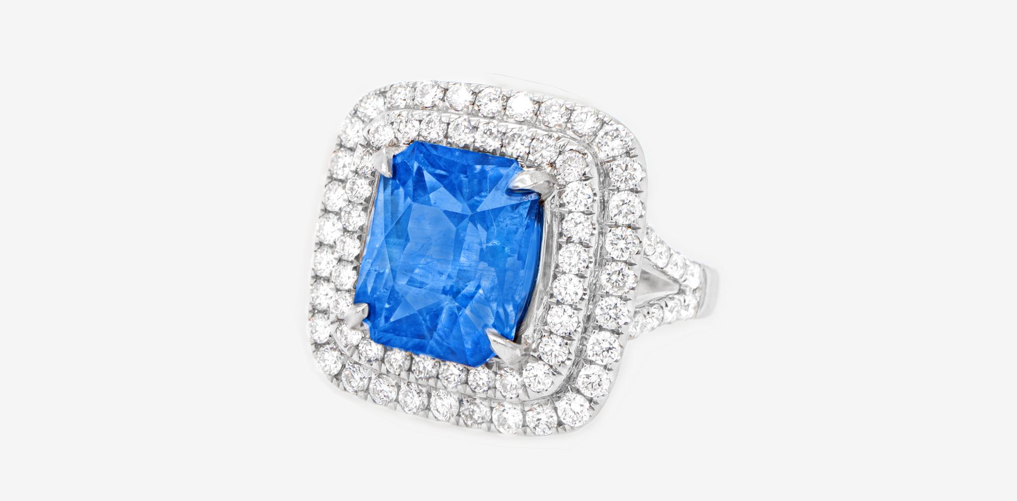 Contemporary Ceylon Sapphire 5.50 Carat Ring with Two Diamond Halos 1.30 Carats 18k Gold For Sale