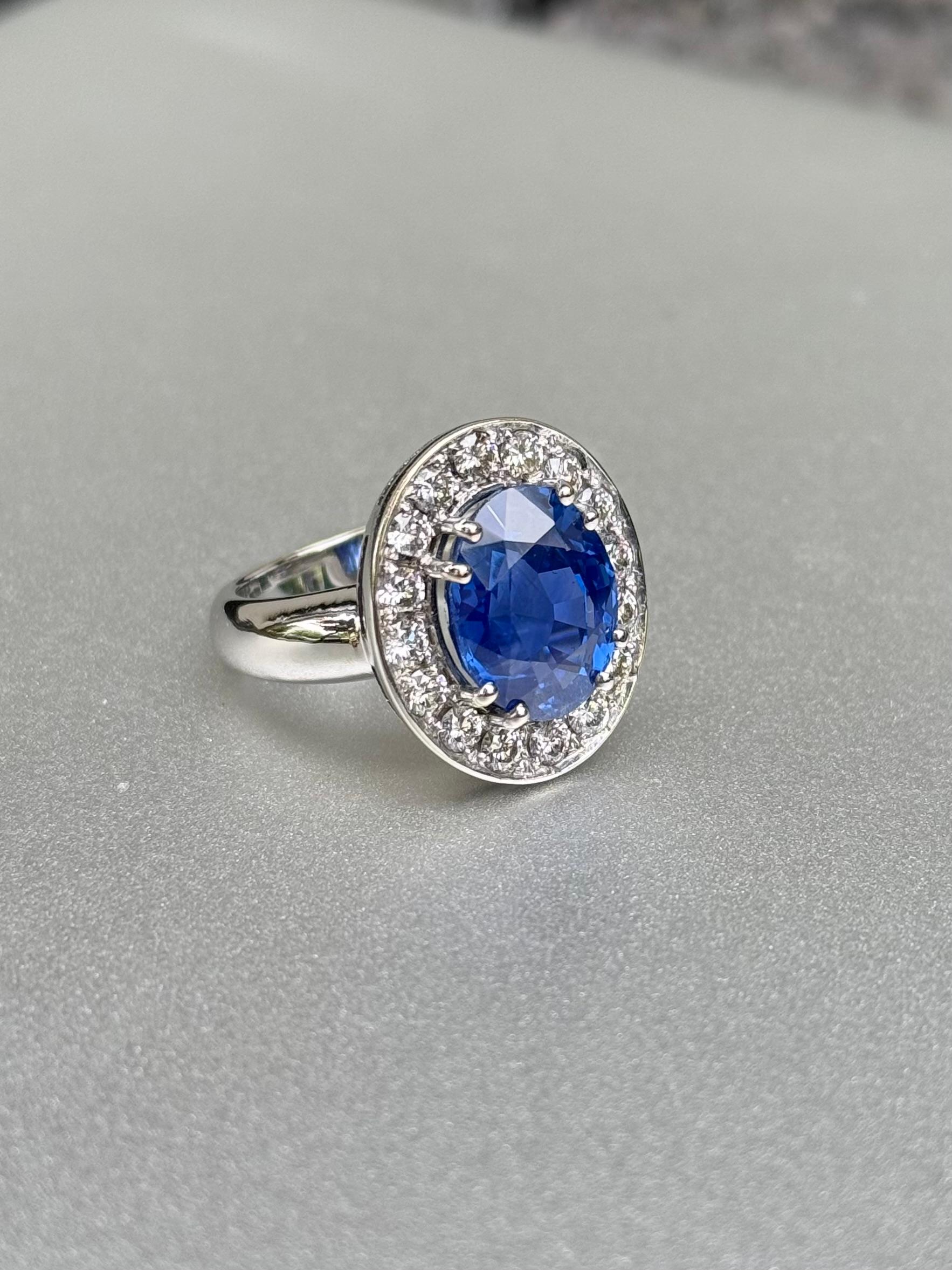 Anello con zaffiro di Ceylon da 6,79 carati e diamanti a raggiera in oro bianco 18 carati Royal Blue in vendita 4