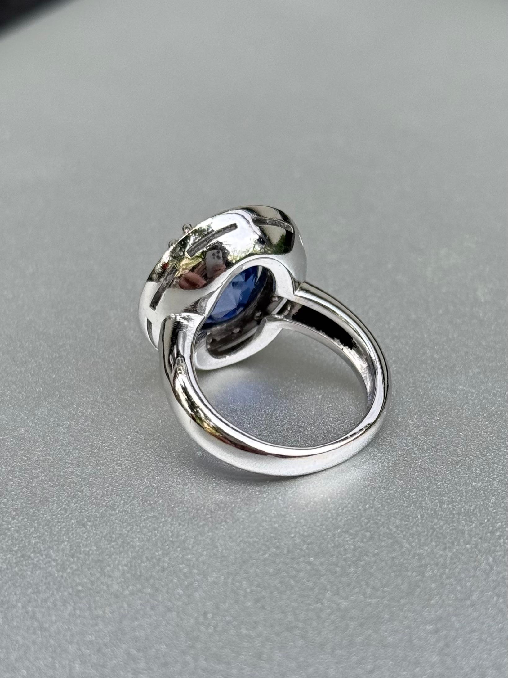Anello con zaffiro di Ceylon da 6,79 carati e diamanti a raggiera in oro bianco 18 carati Royal Blue in vendita 5