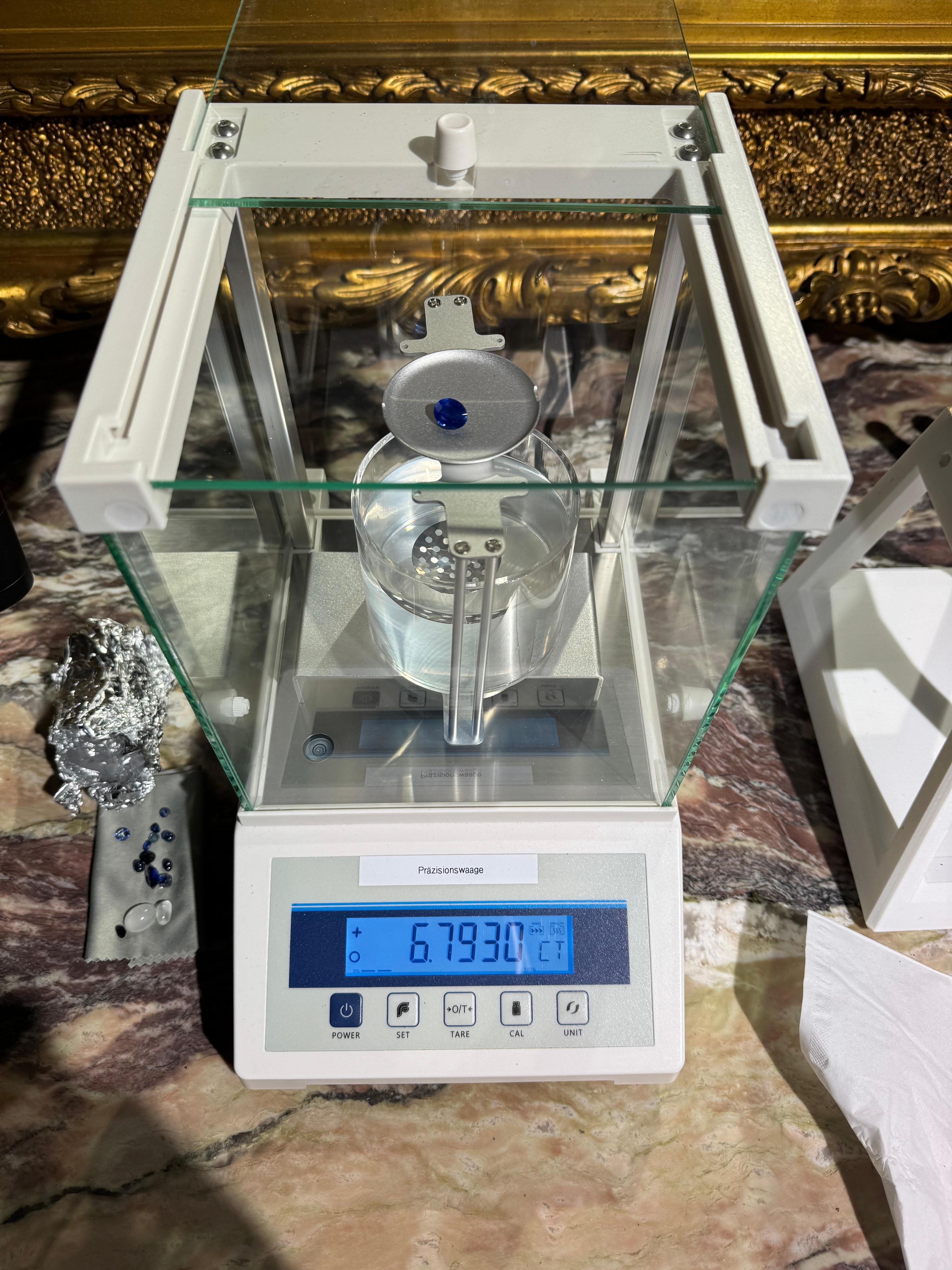 Ceylon Saphir 6,79ct und Diamant Halo Ring in 18K Weißgold Königsblau 6