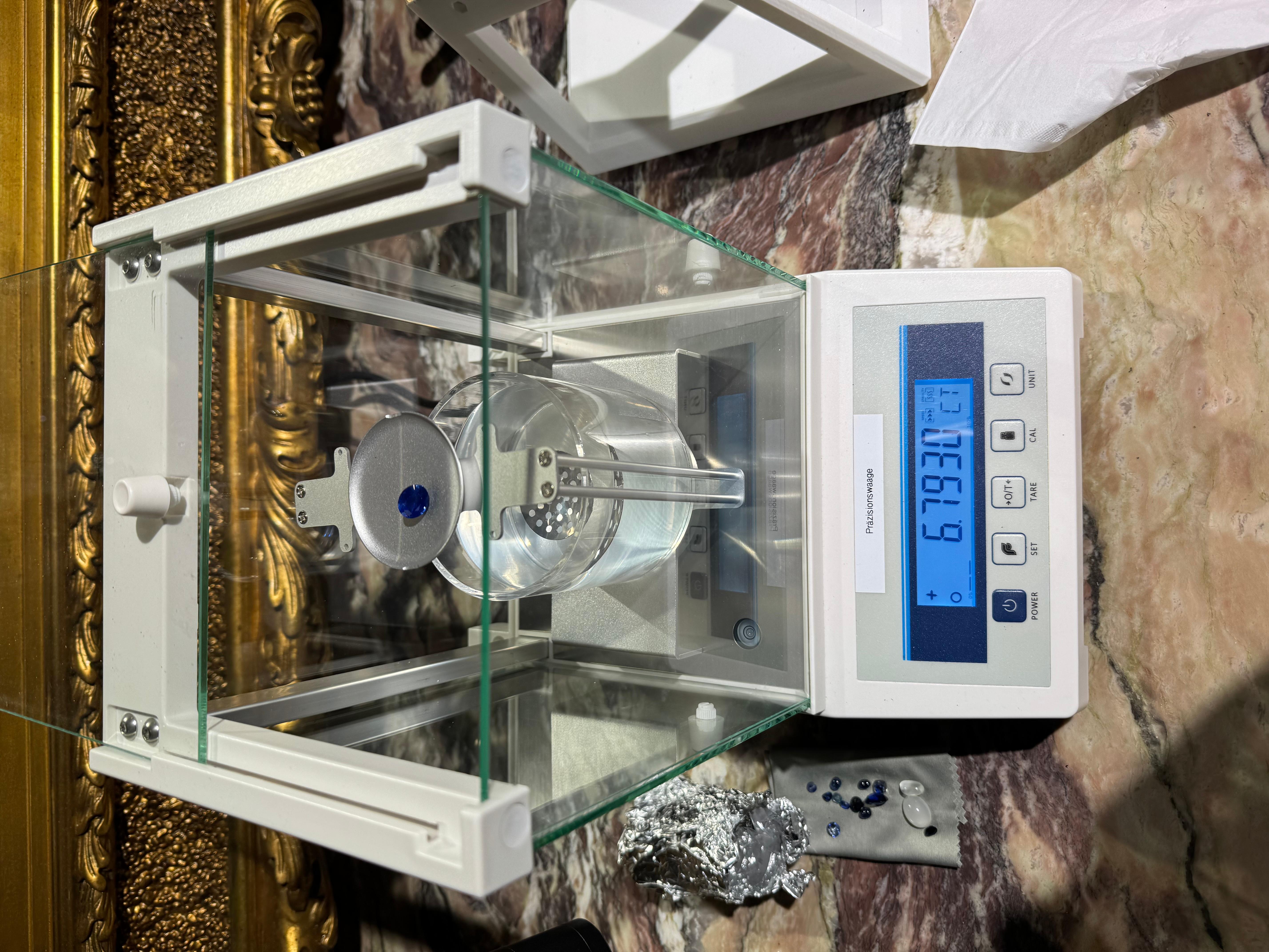 Anello con zaffiro di Ceylon da 6,79 carati e diamanti a raggiera in oro bianco 18 carati Royal Blue in vendita 6