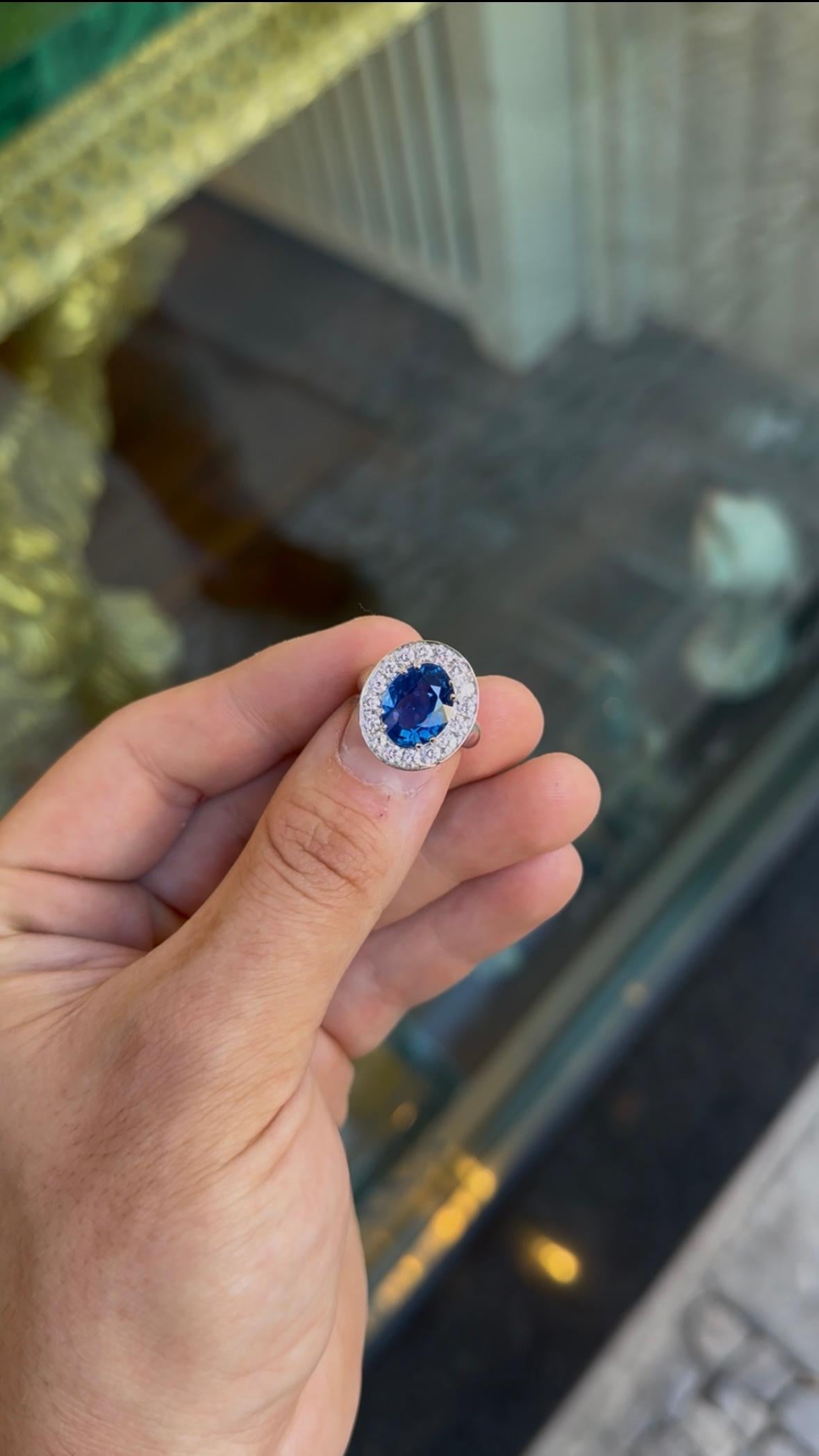 Taglio ovale Anello con zaffiro di Ceylon da 6,79 carati e diamanti a raggiera in oro bianco 18 carati Royal Blue in vendita
