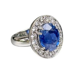 Ceylon Sapphire 6.79ct and Diamond Halo Ring in 18K White Gold Royal Blue (Saphir de Ceylan 6.79ct et Diamond Halo Ring en or blanc 18K)