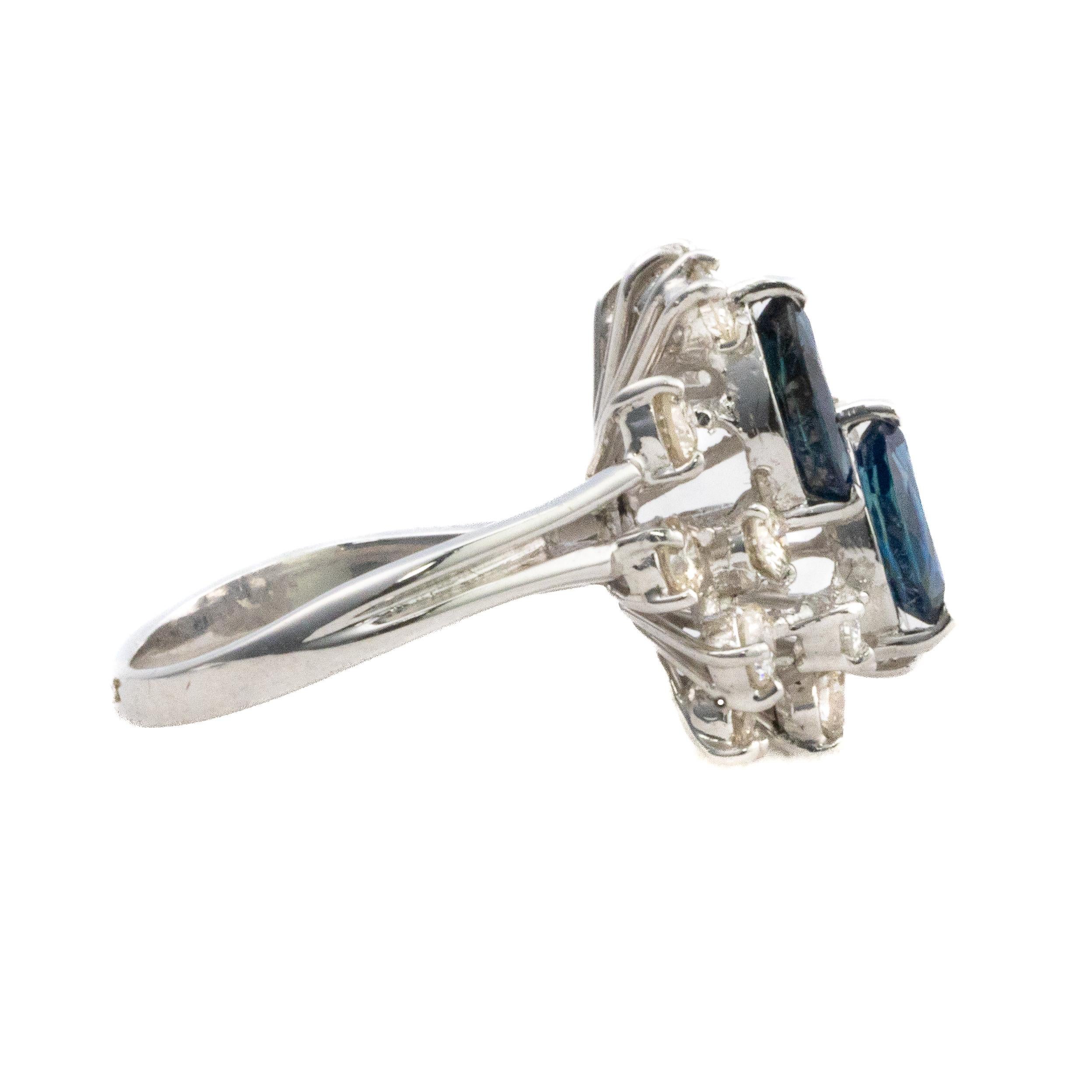 Anello con zaffiro e diamante a grappolo

Descrizione: Un raffinato anello in oro bianco 18 carati con due zaffiri blu intenso taglio pera incastonati al centro, circondati da una vivace disposizione di diamanti rotondi taglio brillante che esaltano