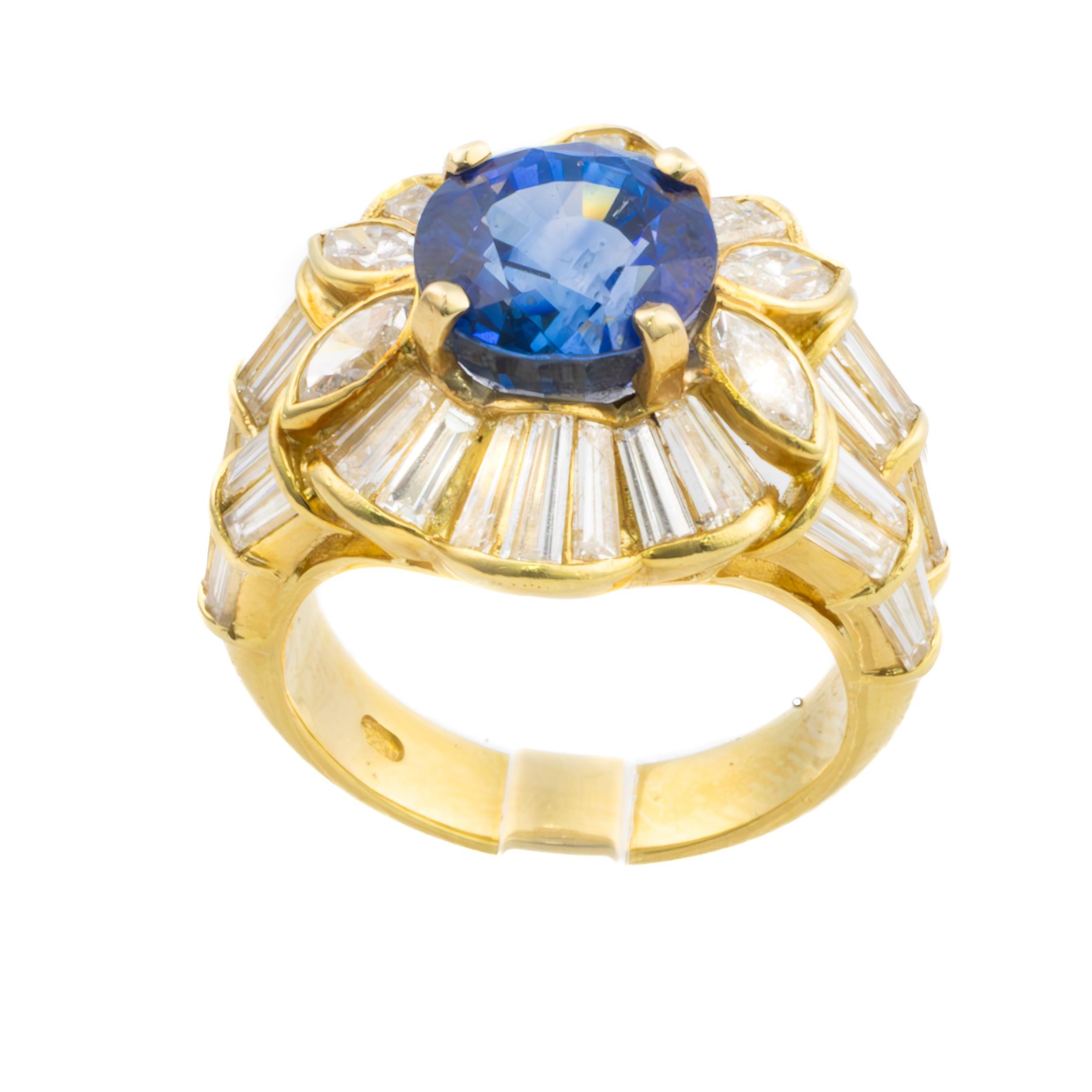Anello con zaffiro di Ceylon e diamanti taglio baguette e marquise

Descrizione: Un elegante anello in oro giallo 18 carati con al centro uno zaffiro taglio ovale di circa 5,31 carati. Il vibrante zaffiro è incorniciato da un'audace disposizione di