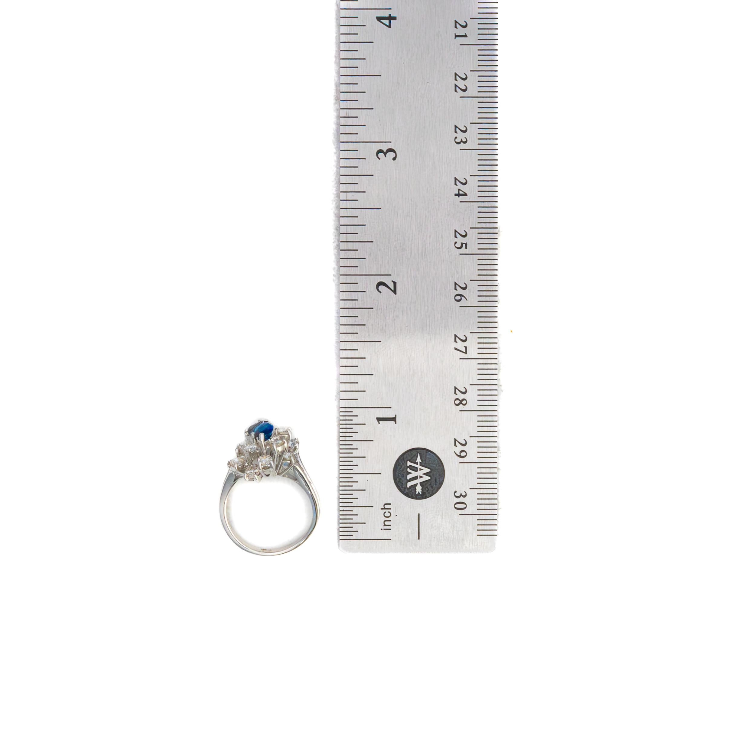 Taglio rotondo Anello con zaffiro di Ceylon e diamanti taglio baguette e marquise in vendita