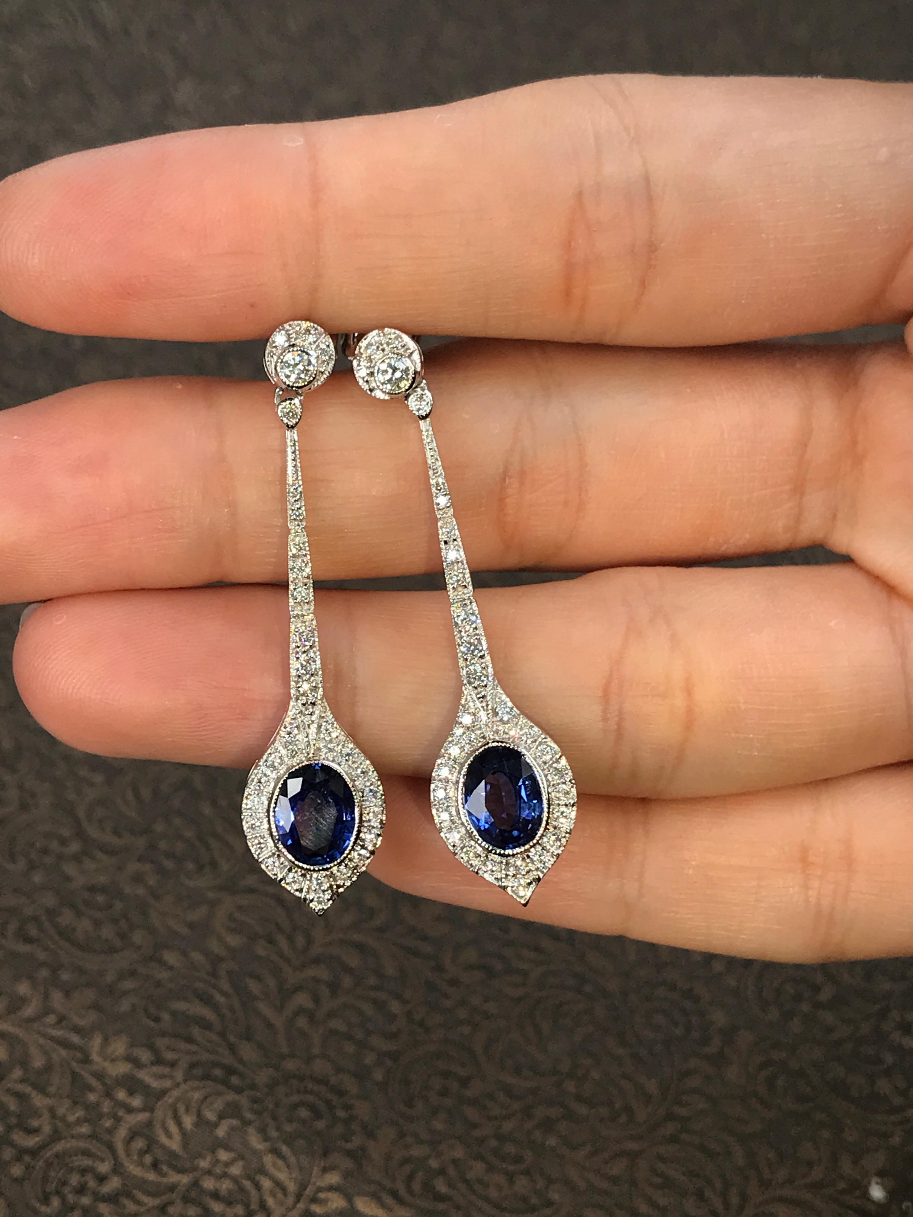 Taille ronde Boucles d'oreilles pendantes en or blanc 18 carats avec saphirs de Ceylan et diamants de style Art déco en vente