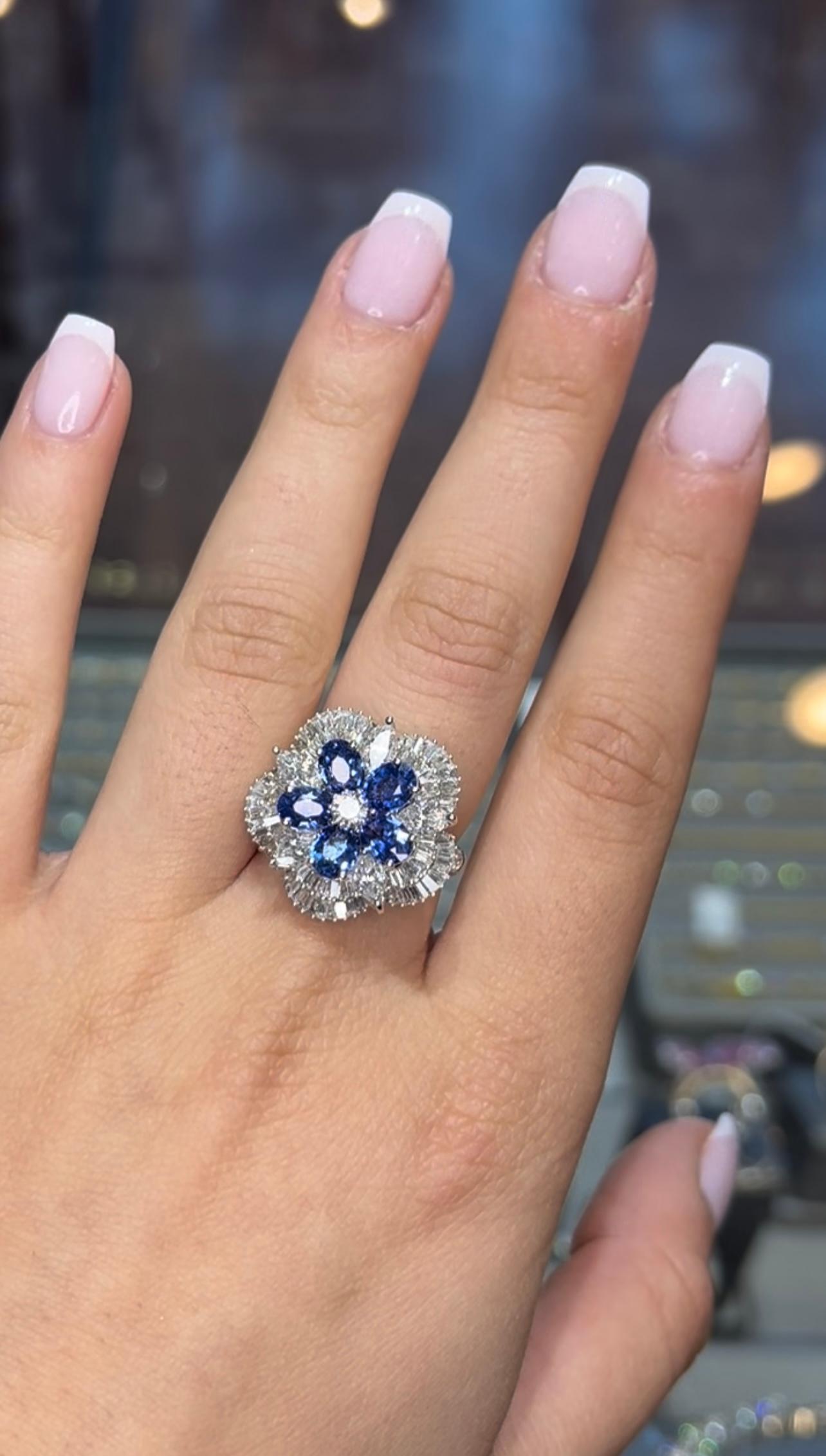 Un anello degno di nota con i migliori zaffiri ovali Brillianti e diamanti dello Sri Lanka. Oro bianco massiccio 18k. Una vera delizia da guardare. Cinque zaffiri di Ceylan incastonati con cura a formare un irresistibile motivo floreale, con un