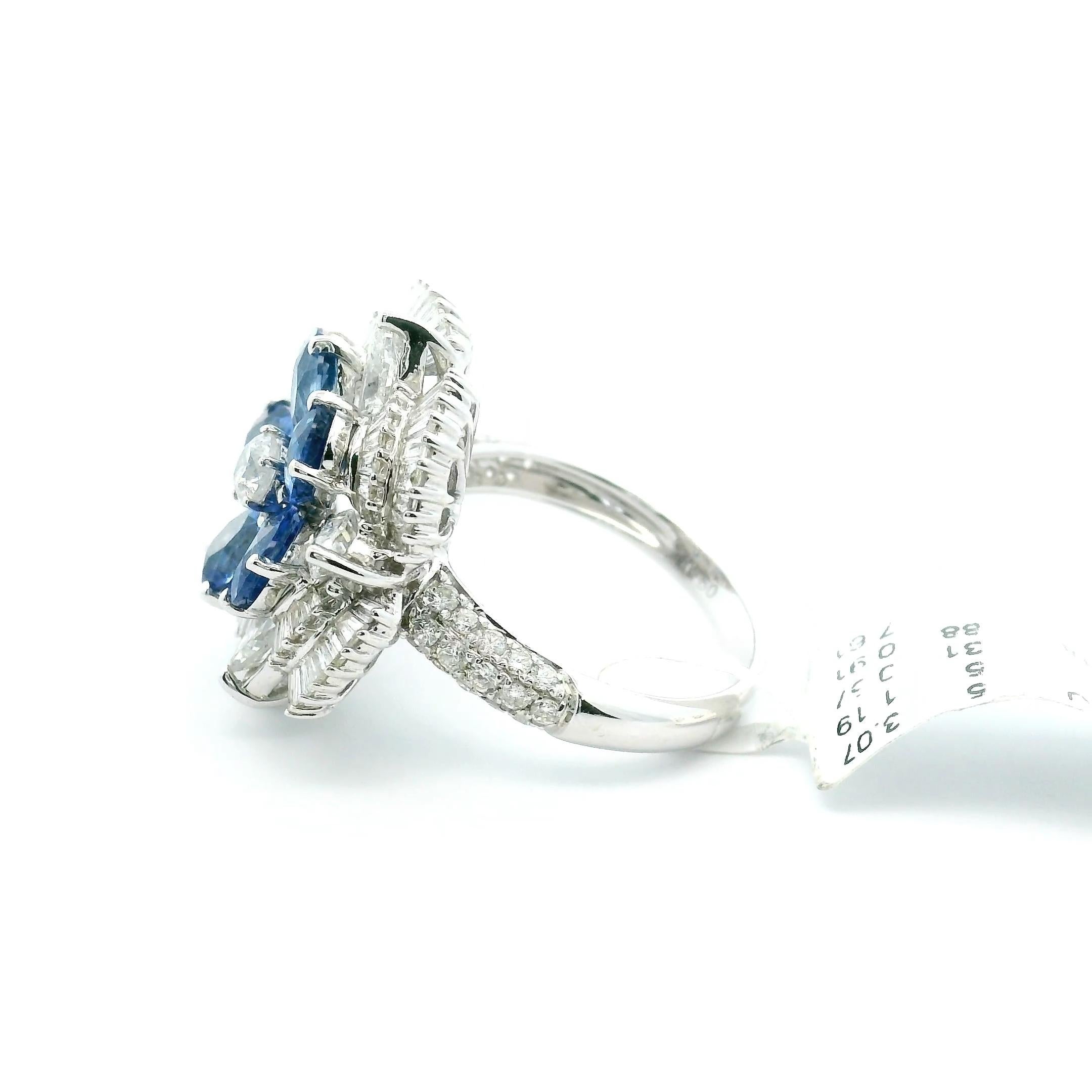 Ceylon Saphir und Diamant Cluster Ballerina Cocktail-Ring 18k Weißgold (Baguetteschliff) im Angebot