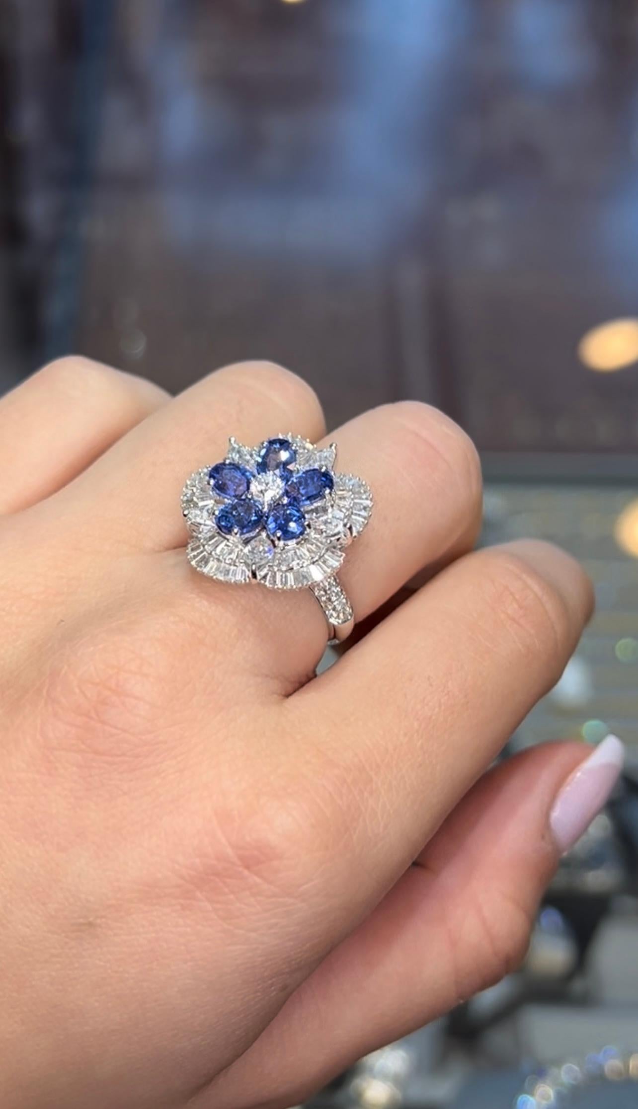 Anello Ballerina Cocktail con zaffiro di Ceylon e diamanti a grappolo in oro bianco 18 carati In condizioni Nuovo in vendita a Great Neck, NY