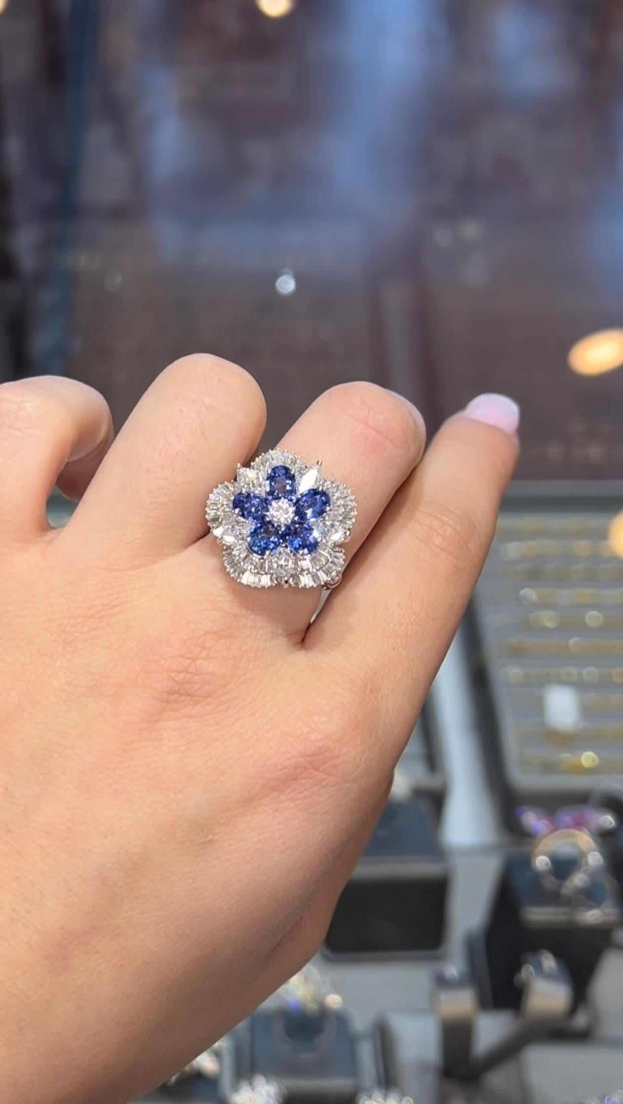 Anello Ballerina Cocktail con zaffiro di Ceylon e diamanti a grappolo in oro bianco 18 carati in vendita 1