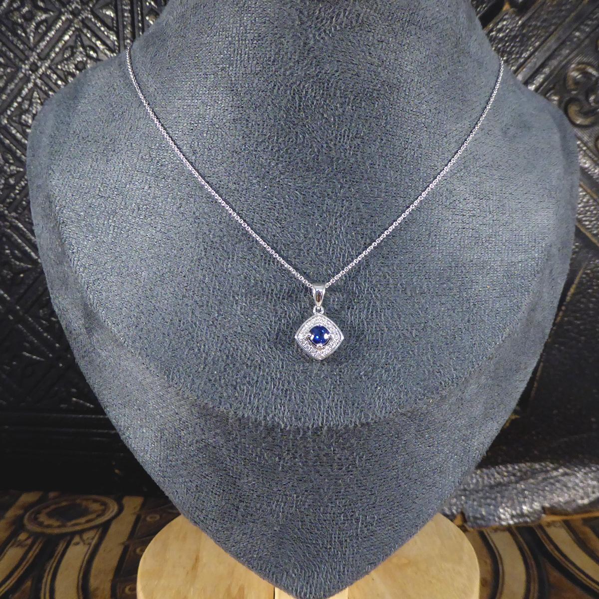 Ceylon Sapphire and Diamond Cluster Pendant Necklace in White Gold In New Condition For Sale In Yorkshire, West Yorkshire