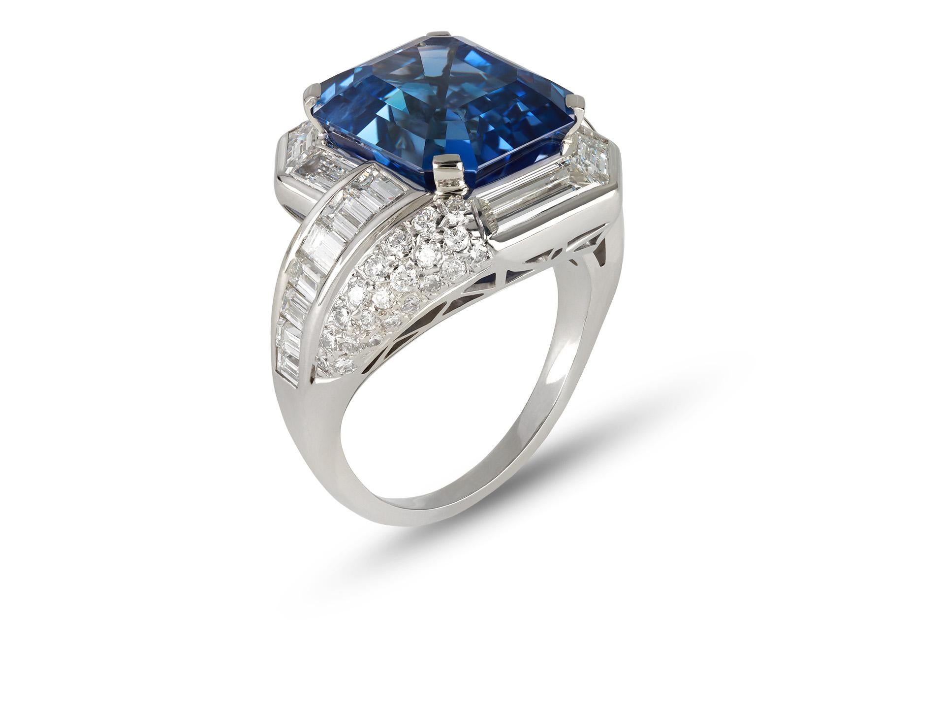 Ceylon-Saphir und Diamant-Cluster-Ring, amerikanisch, um 1960. (Smaragdschliff) im Angebot