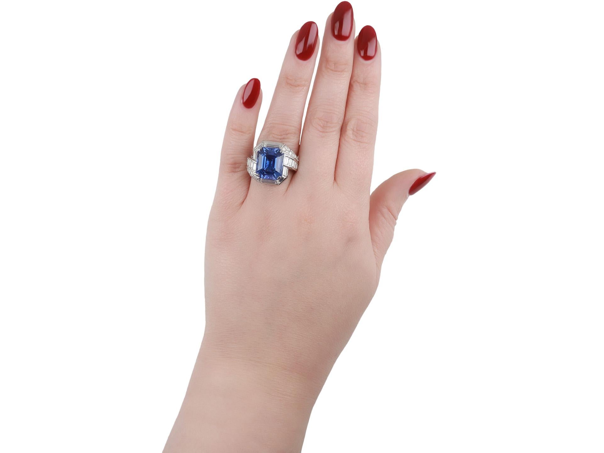 Ceylon-Saphir und Diamant-Cluster-Ring, amerikanisch, um 1960. im Zustand „Gut“ im Angebot in London, GB
