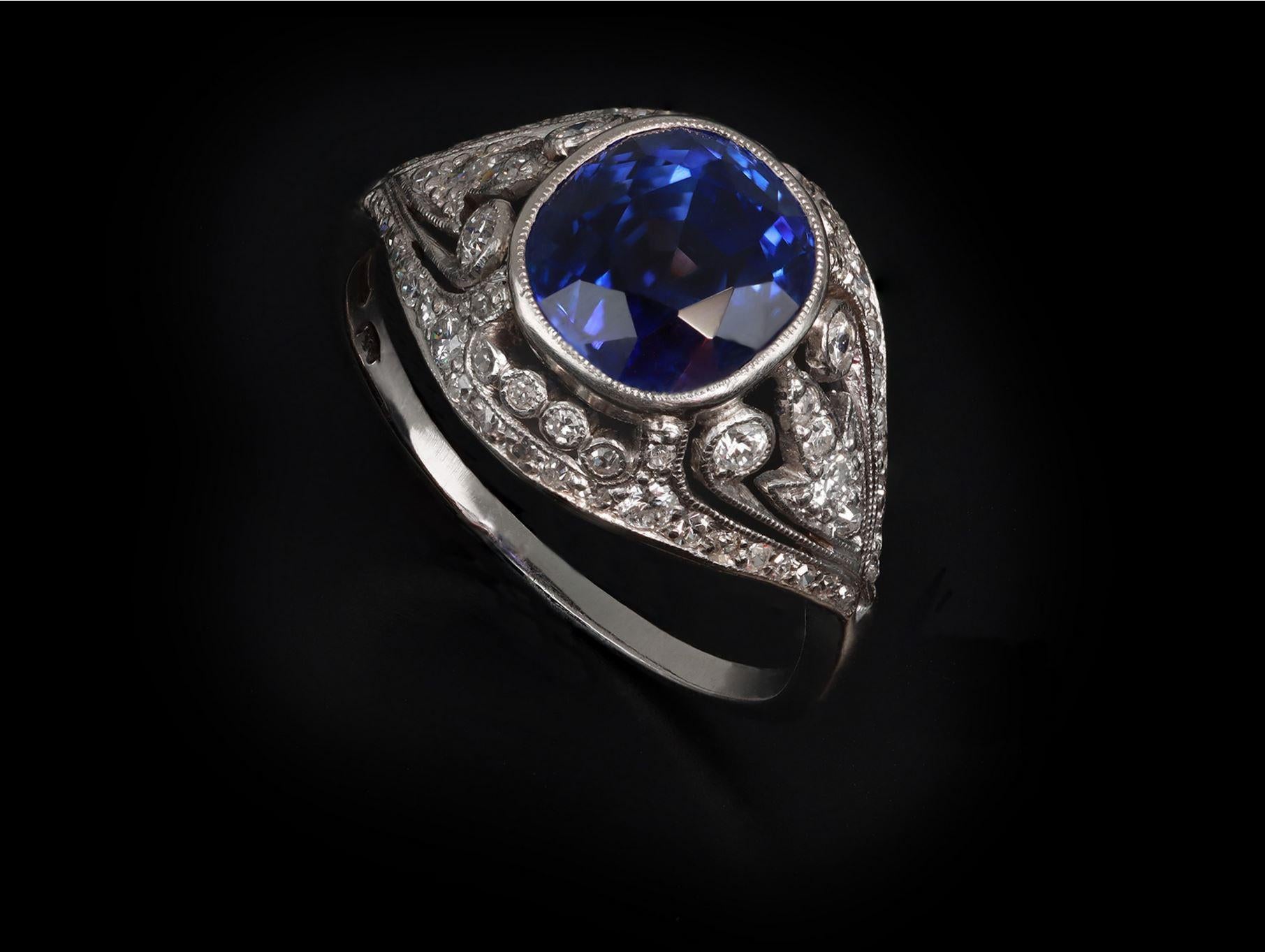 Anello con zaffiro di Ceylon e diamanti a grappolo di A. Tillander, finlandese, 1920 circa. In condizioni buone in vendita a London, GB