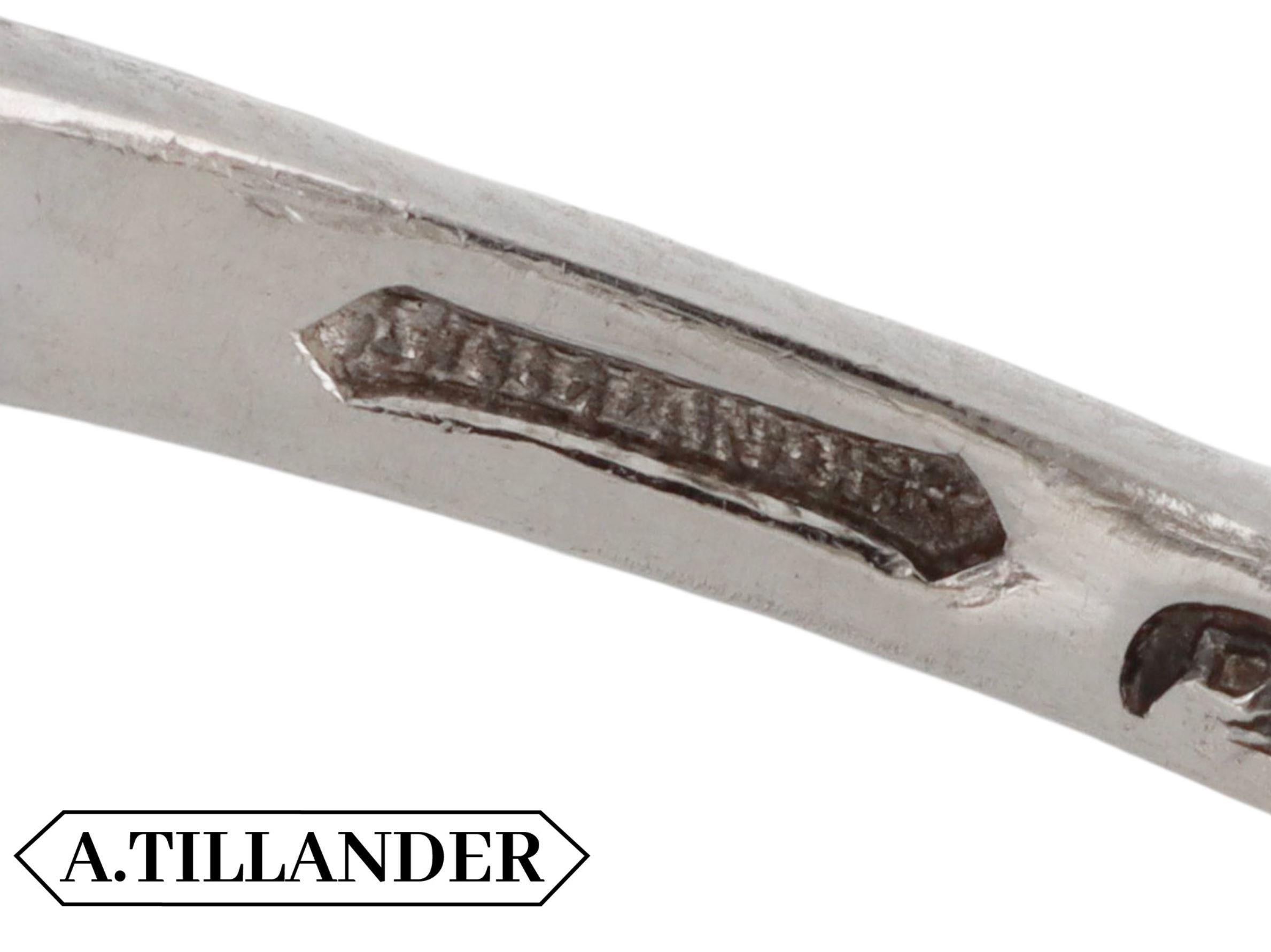 Donna Anello con zaffiro di Ceylon e diamanti a grappolo di A. Tillander, finlandese, 1920 circa. in vendita