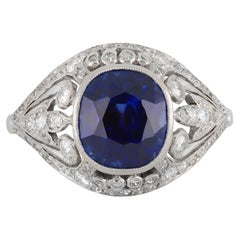 Anello con zaffiro di Ceylon e diamanti a grappolo di A. Tillander, finlandese, 1920 circa.