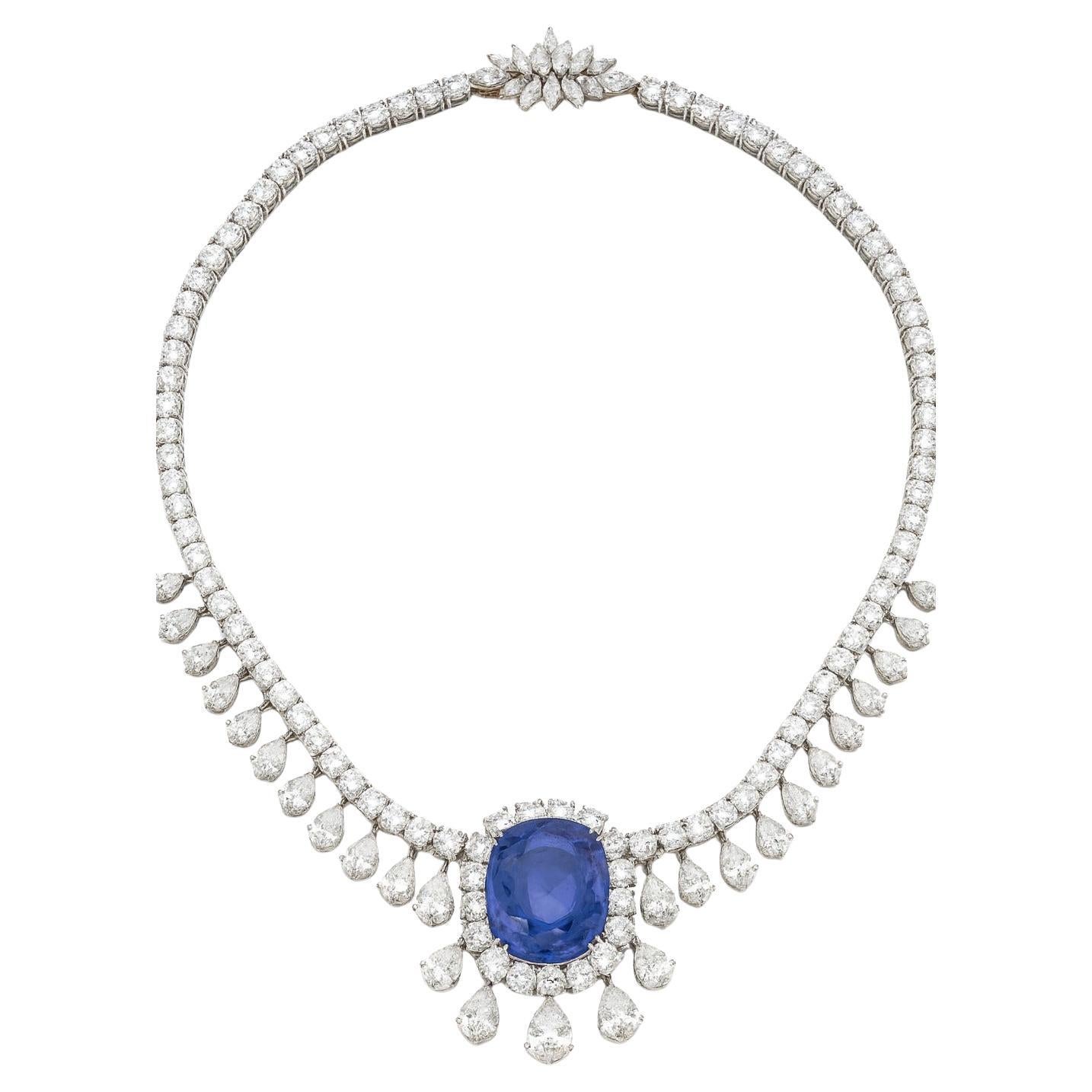 Collana-spilla convertibile con zaffiri e diamanti di Ceylon

Disegnata come una linea articolata di diamanti taglio brillante, questa squisita collana mostra una frangia di pendenti di diamanti graduati a forma di pera, incentrati su un superbo