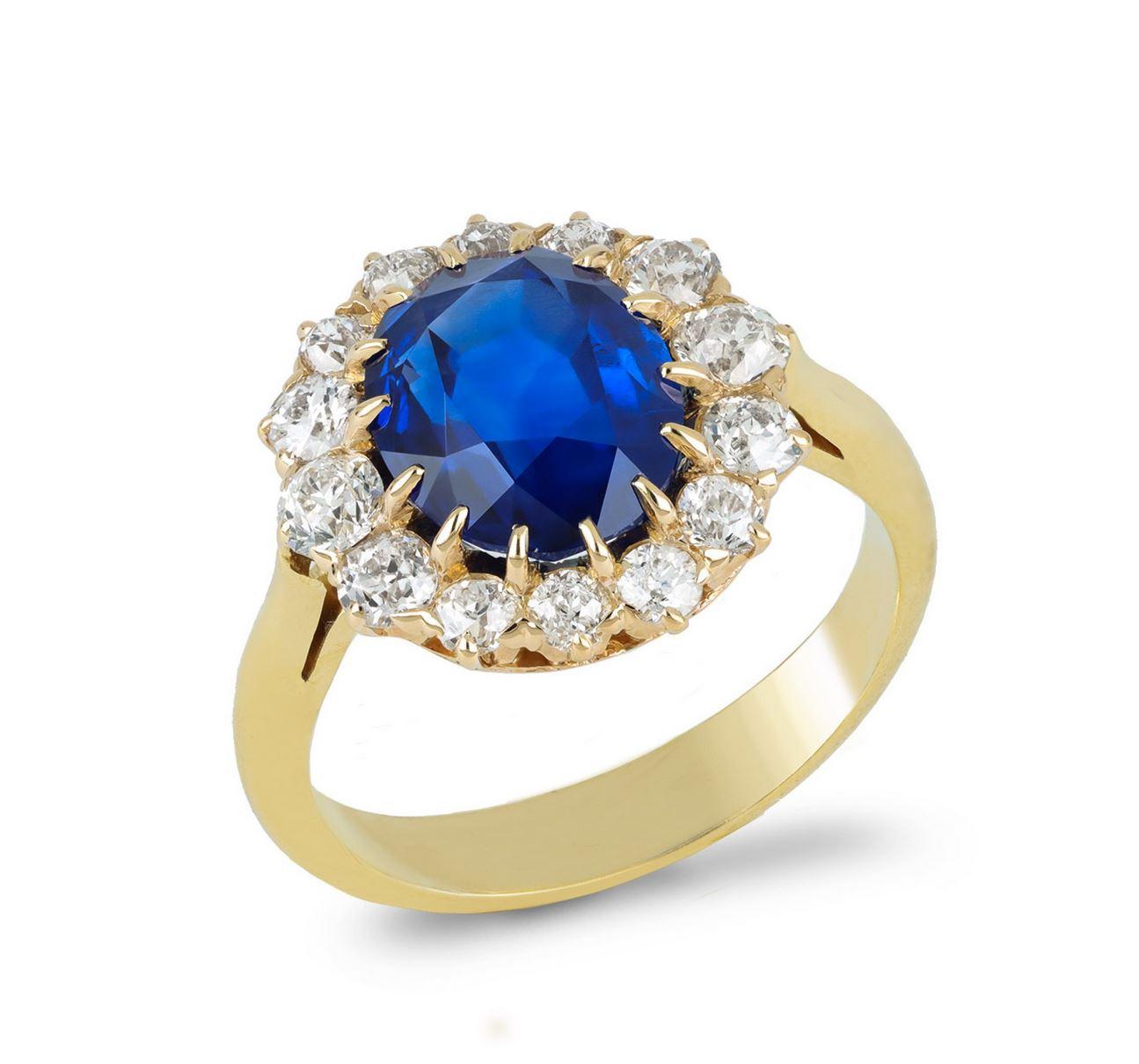 Zaffiro di Ceylon e diamante a coronet. Al centro è incastonato uno zaffiro ovale di Ceylon naturale e non valorizzato, in un'incastonatura a griffe aperta sul retro con un peso di 3,87 carati, circondato da quattordici diamanti graduali a forma di