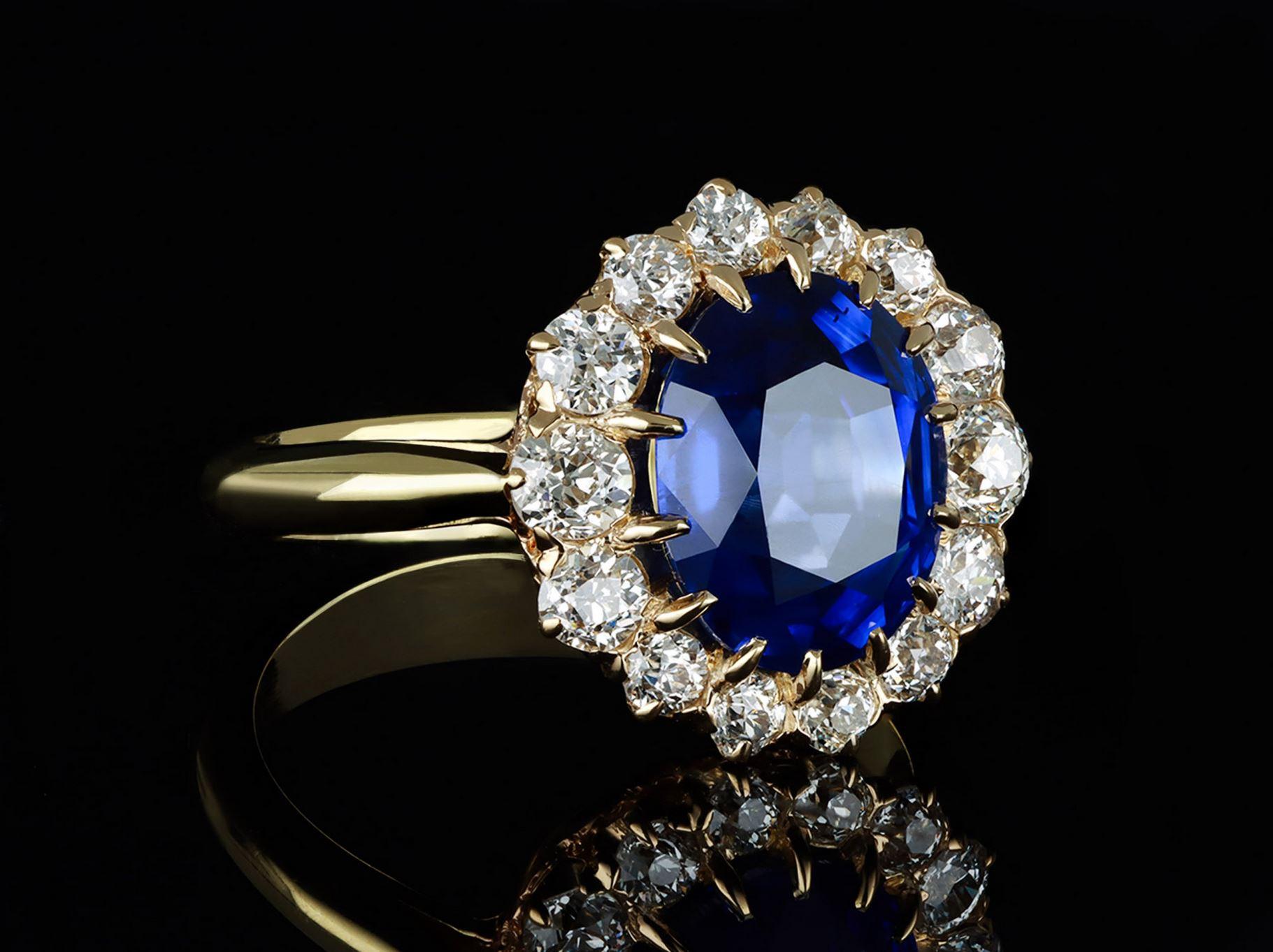 Tardo vittoriano Cluster di zaffiri e diamanti di Ceylon, circa 1900. in vendita