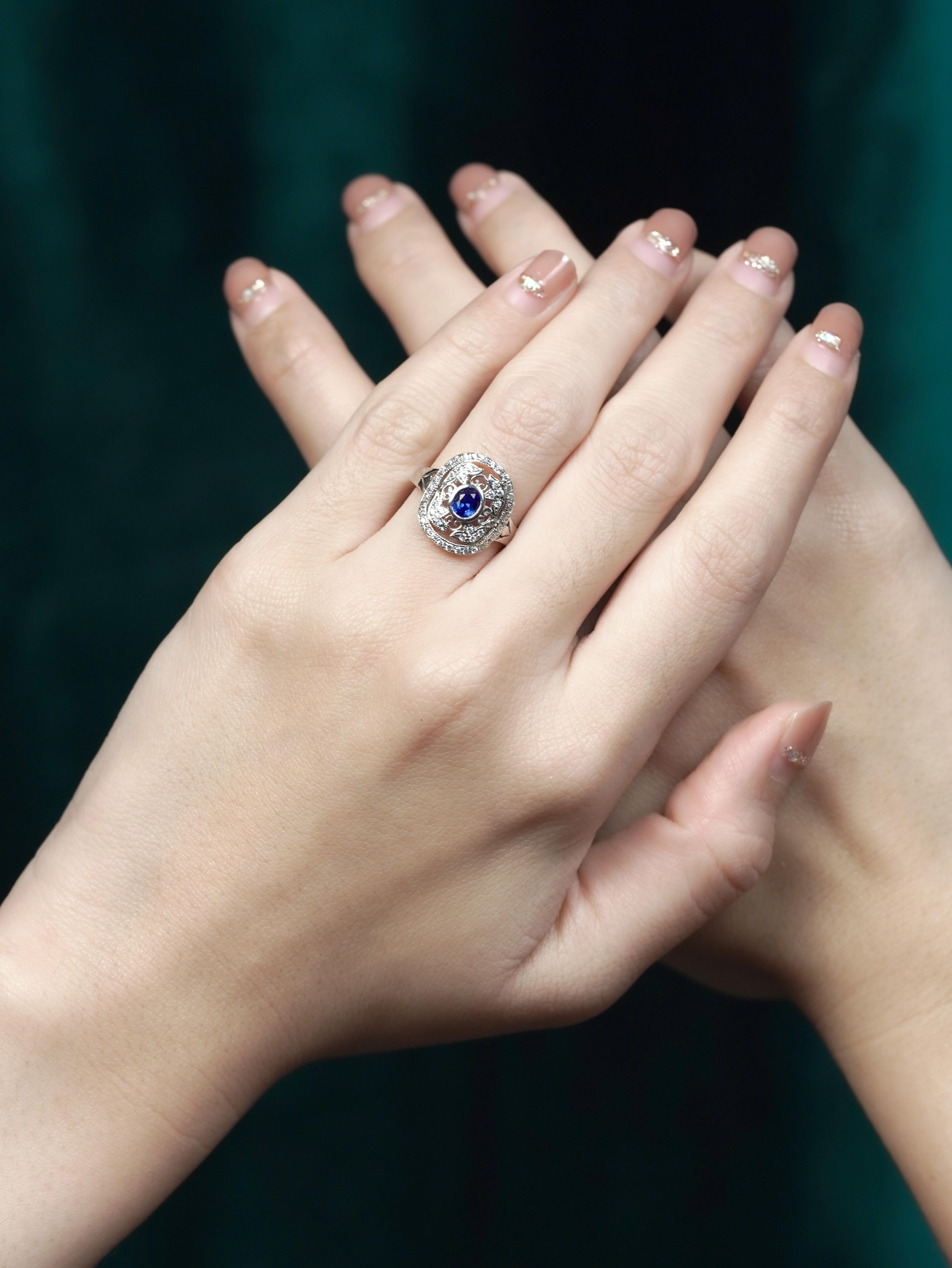 Un cautivador zafiro de Ceilán en su centro, que irradia un profundo y rico tono azul.
Rodeado de brillantes diamantes, el diseño añade un toque de glamour y sofisticación vintage. Las formas geométricas y las líneas limpias reflejan la elegancia