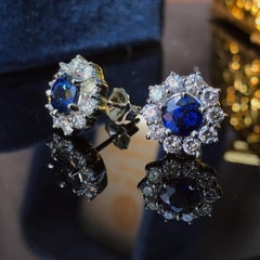 Boucles d'oreilles classiques en or blanc 18 carats, saphir de Ceylan et halo de diamants
