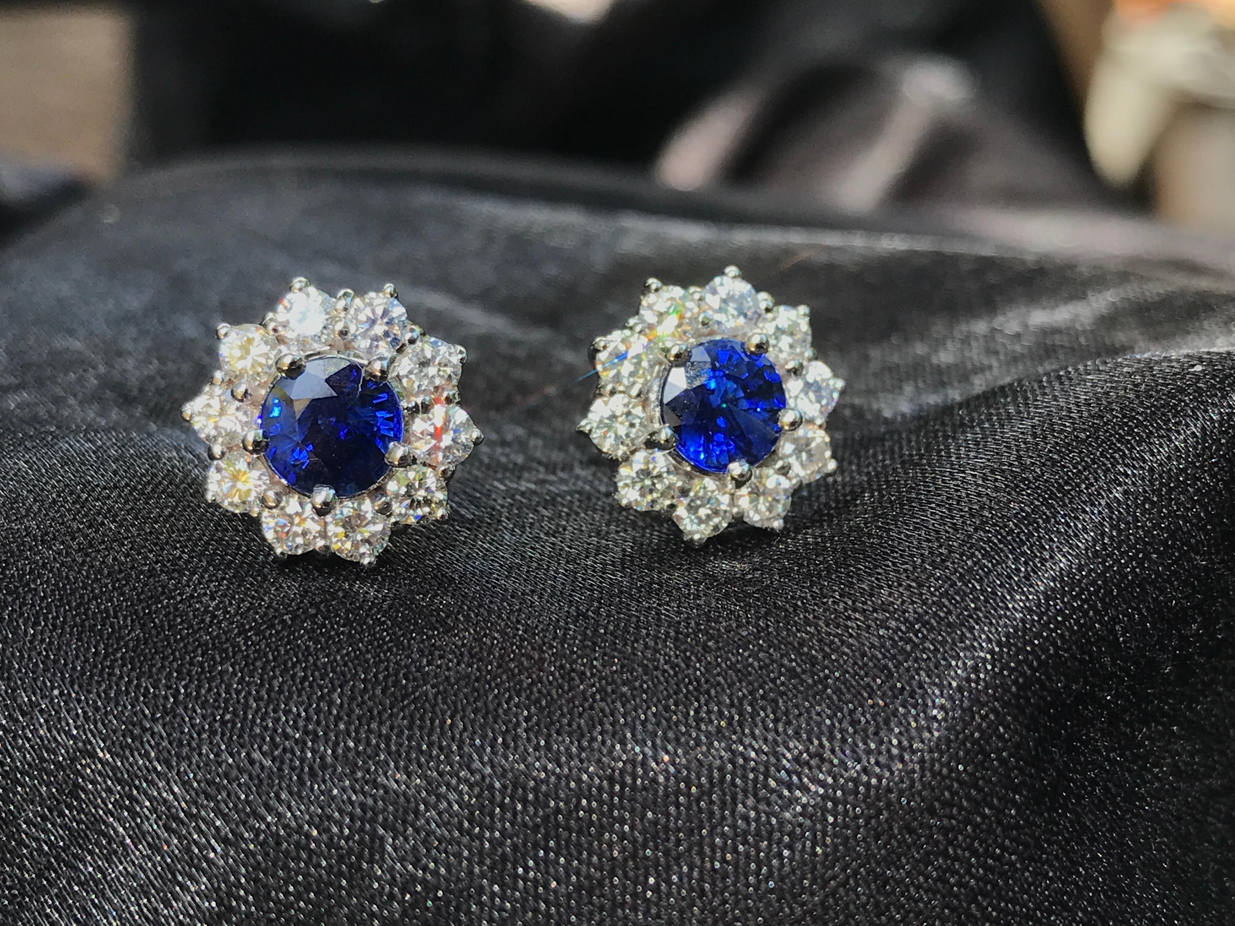 Art Déco Orecchini classici con zaffiro di Ceylon e diamante aureolato in oro bianco 18 carati in vendita