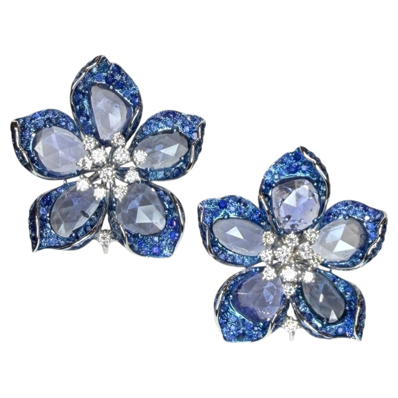 Orecchini a forma di fiore da cocktail con zaffiri e diamanti, 23,71 carati, platino
