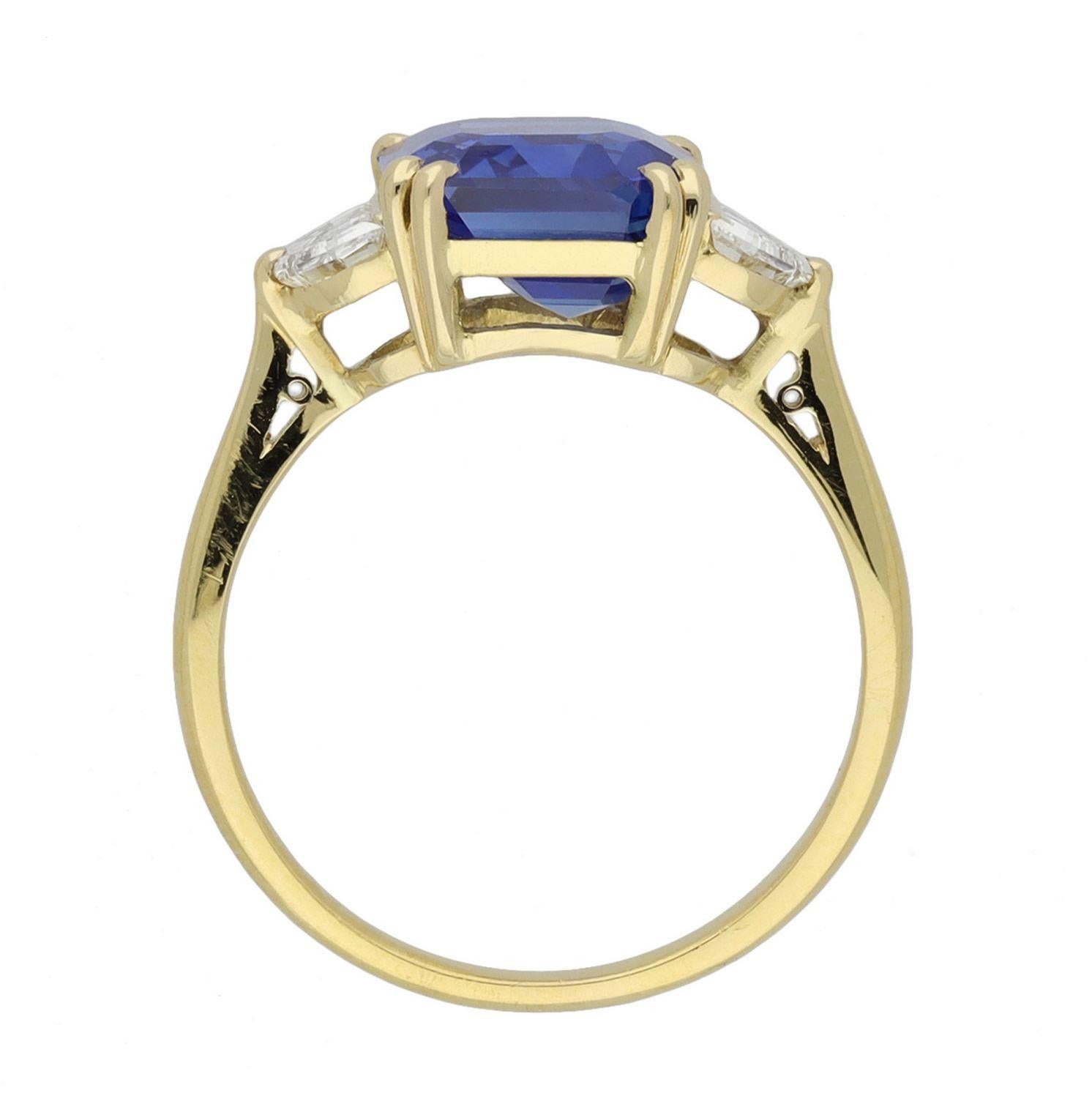 Ceylon sapphire and diamond ring, English, circa 1950 In Good Condition For Sale In London, GB