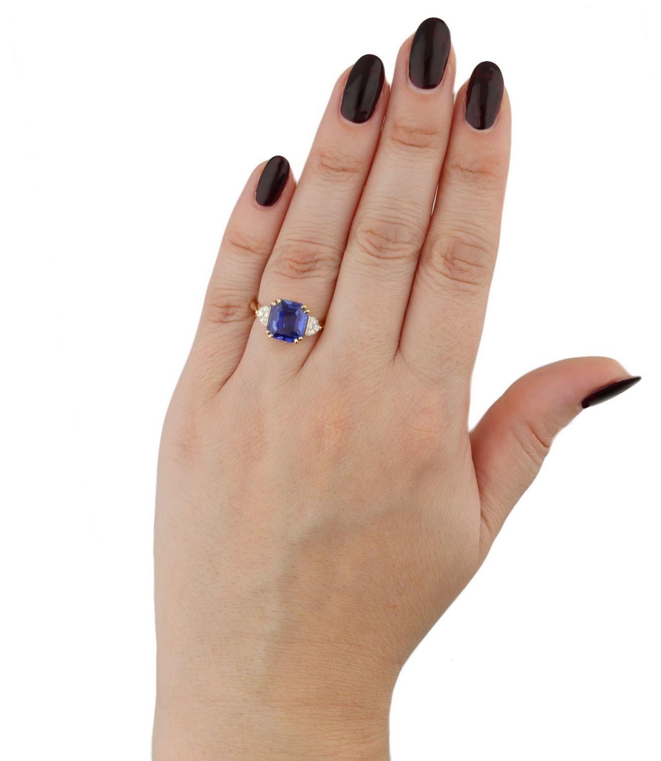 Women's Ceylon sapphire and diamond ring, English, circa 1950 For Sale