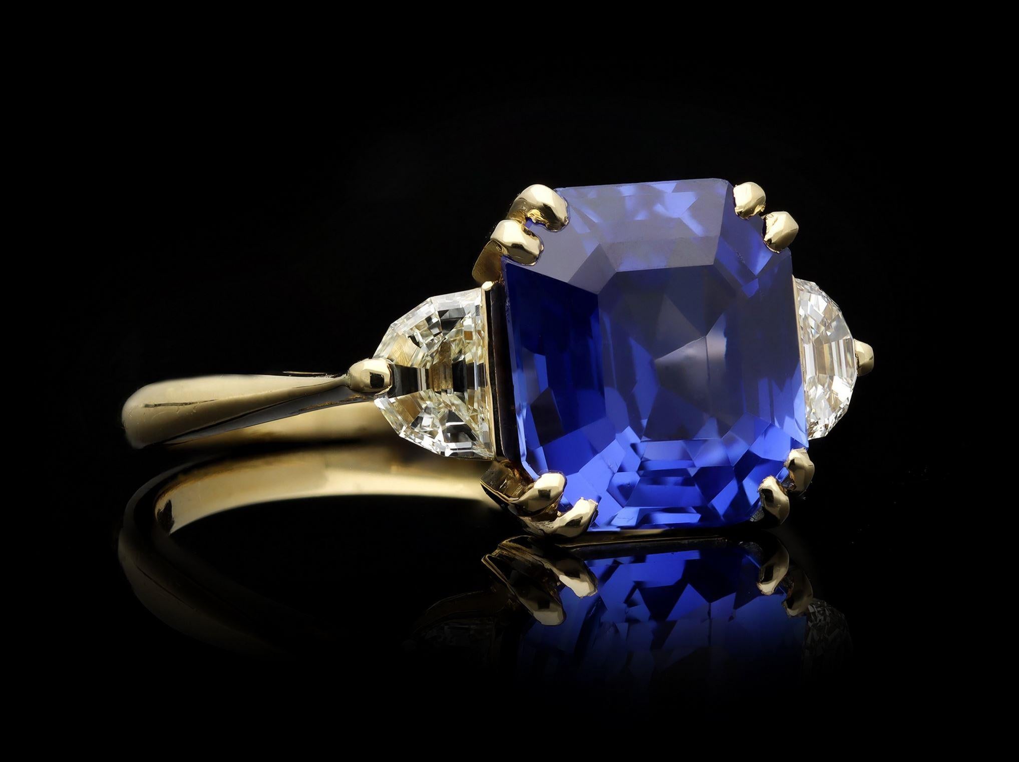 Ceylon sapphire and diamond ring, English, circa 1950 For Sale 1