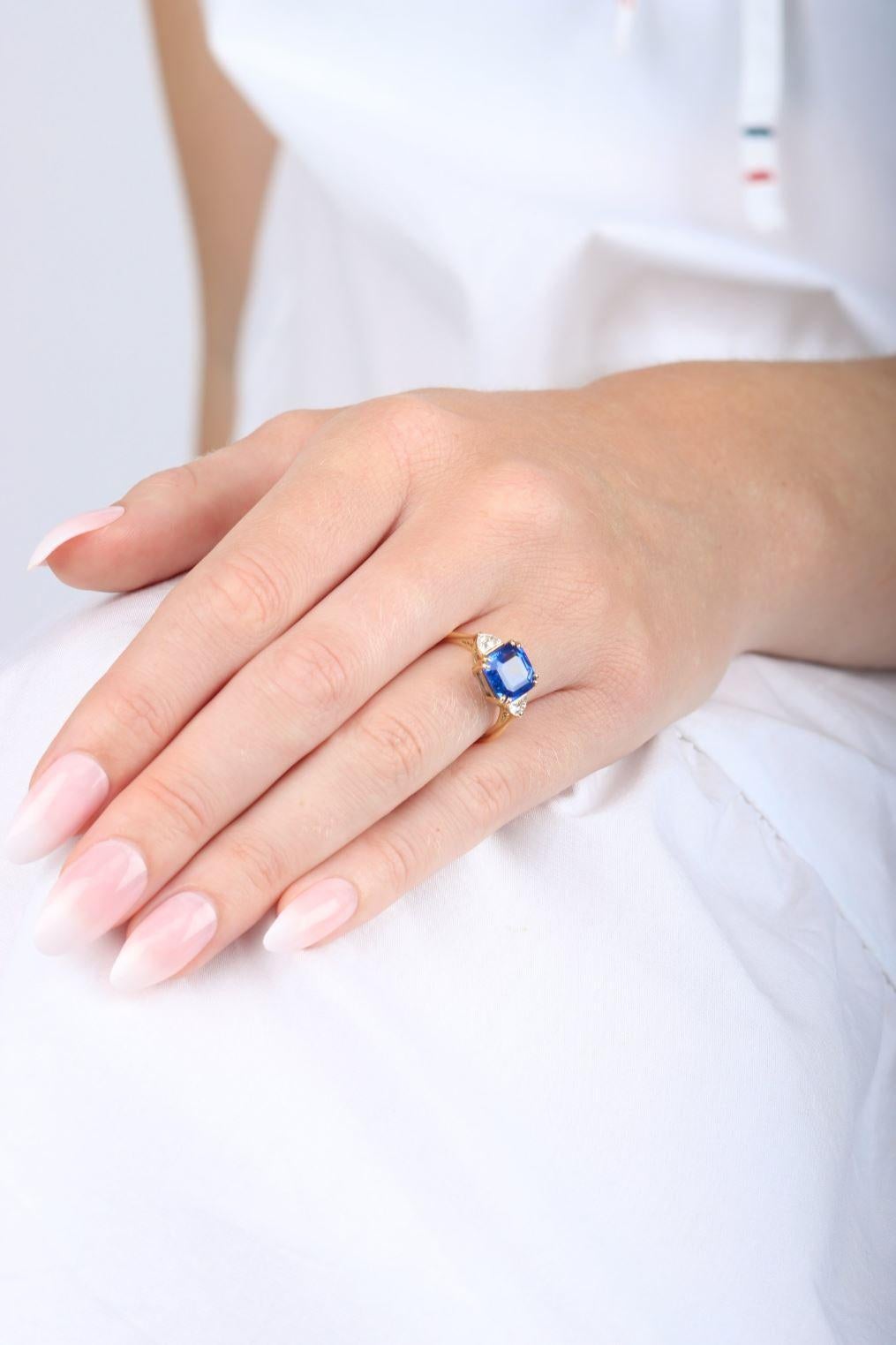 Ceylon sapphire and diamond ring, English, circa 1950 For Sale 3