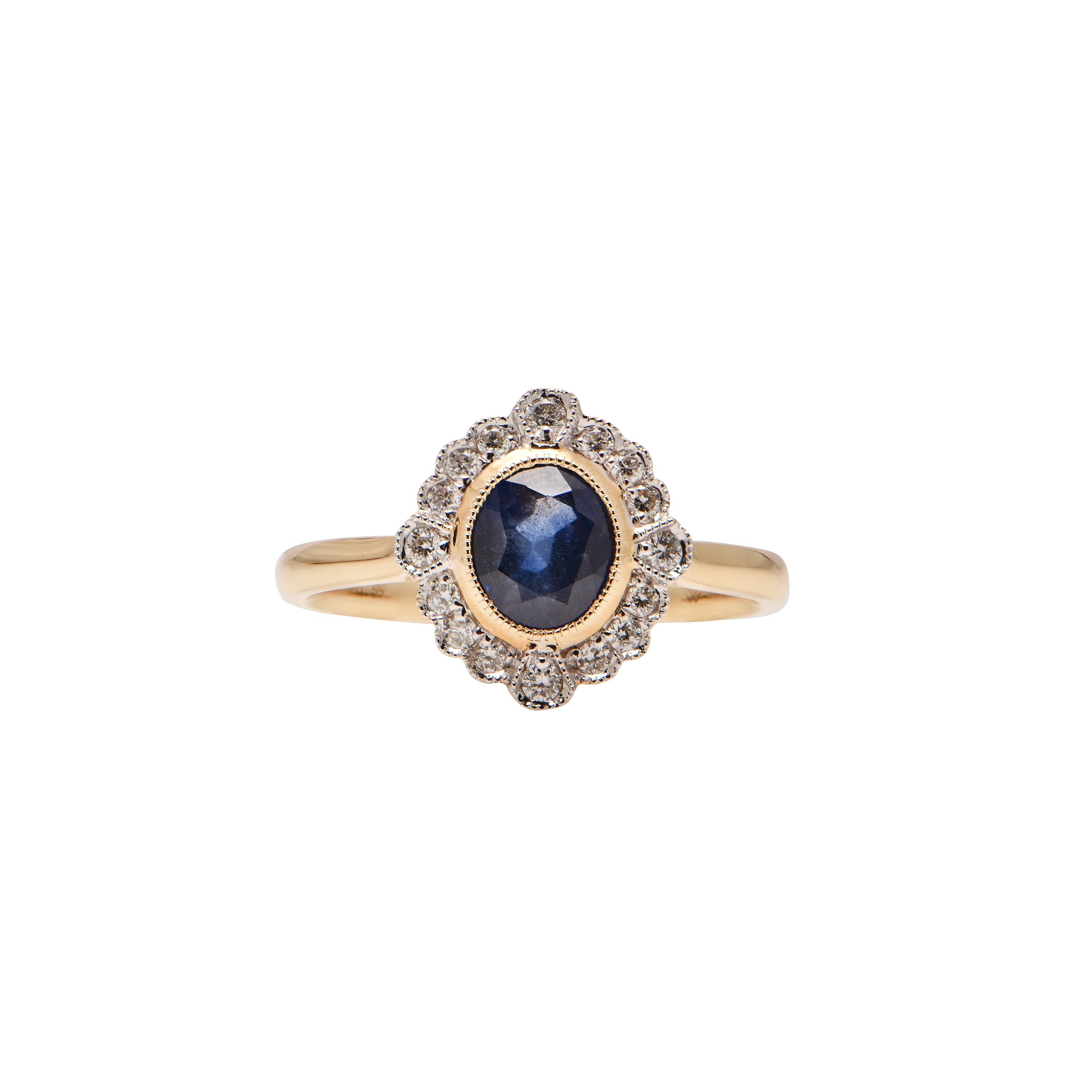 Ein Ring aus 18 Karat Gelbgold mit einem Ceylon-Saphir (1,59ct) und 16 Diamanten von insgesamt 0,18ct.