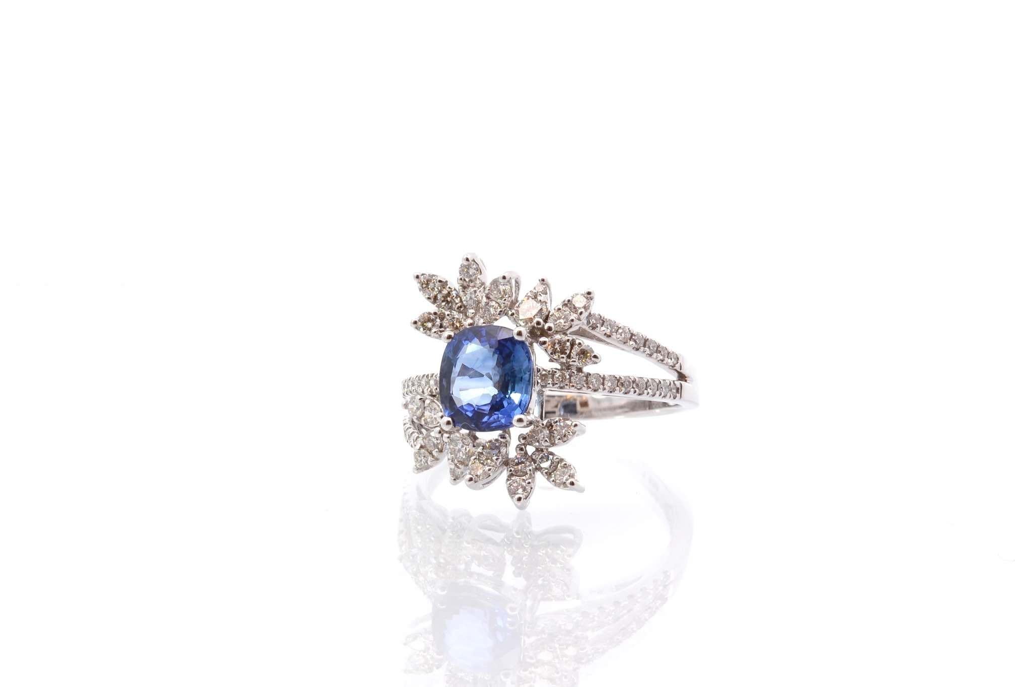 Ceylon sapphire and diamond ring in 18k white gold In Good Condition For Sale In PARIS, FR
