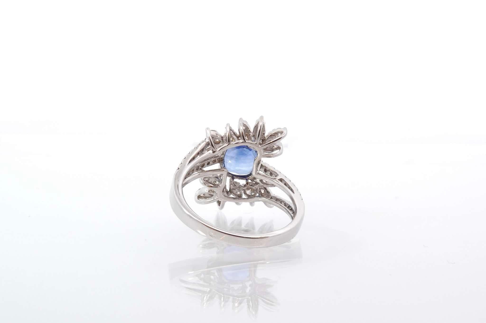 Women's or Men's Ceylon sapphire and diamond ring in 18k white gold For Sale