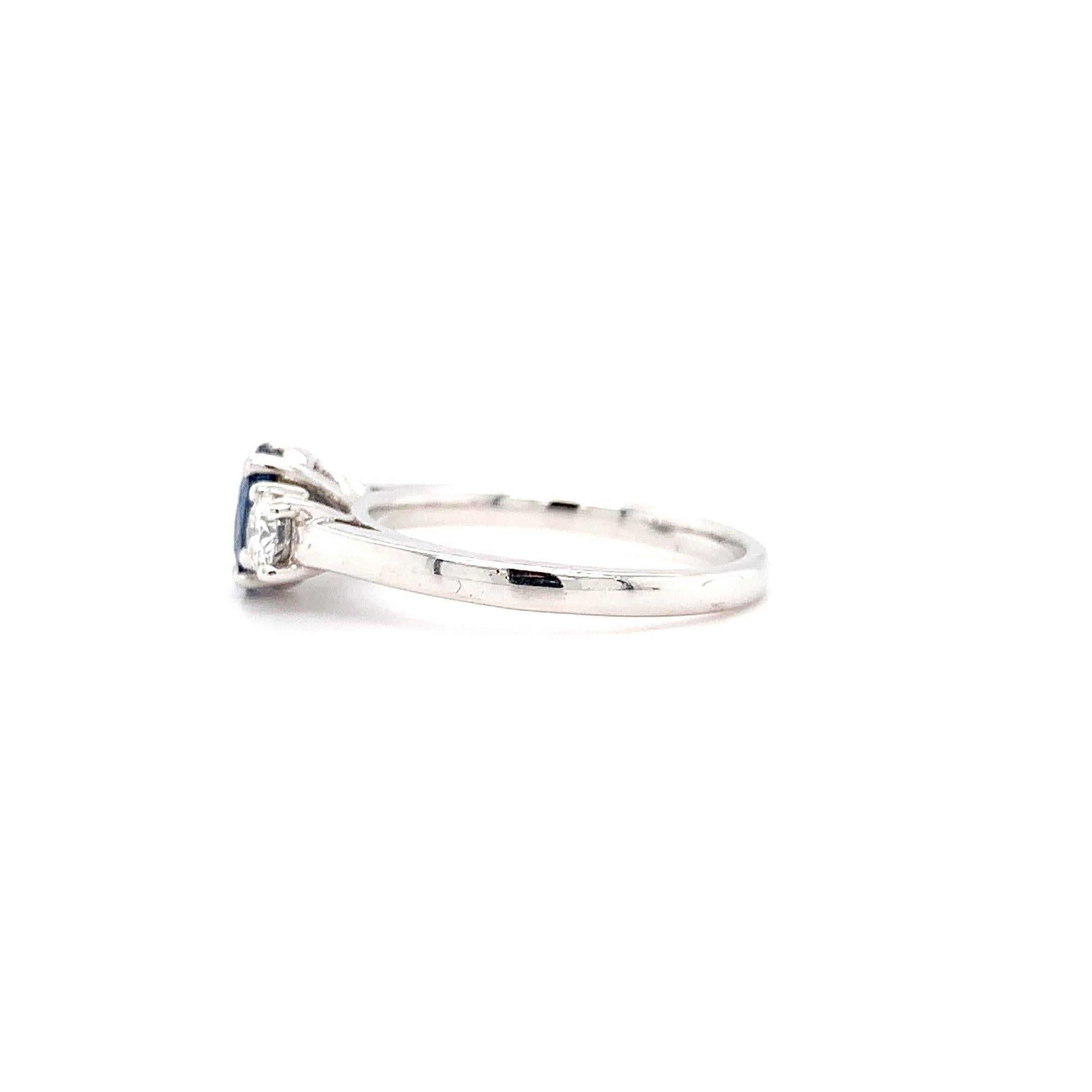 Ceylon sapphire and diamonds trilogy engagement ring 18k white gold In New Condition For Sale In London, GB
